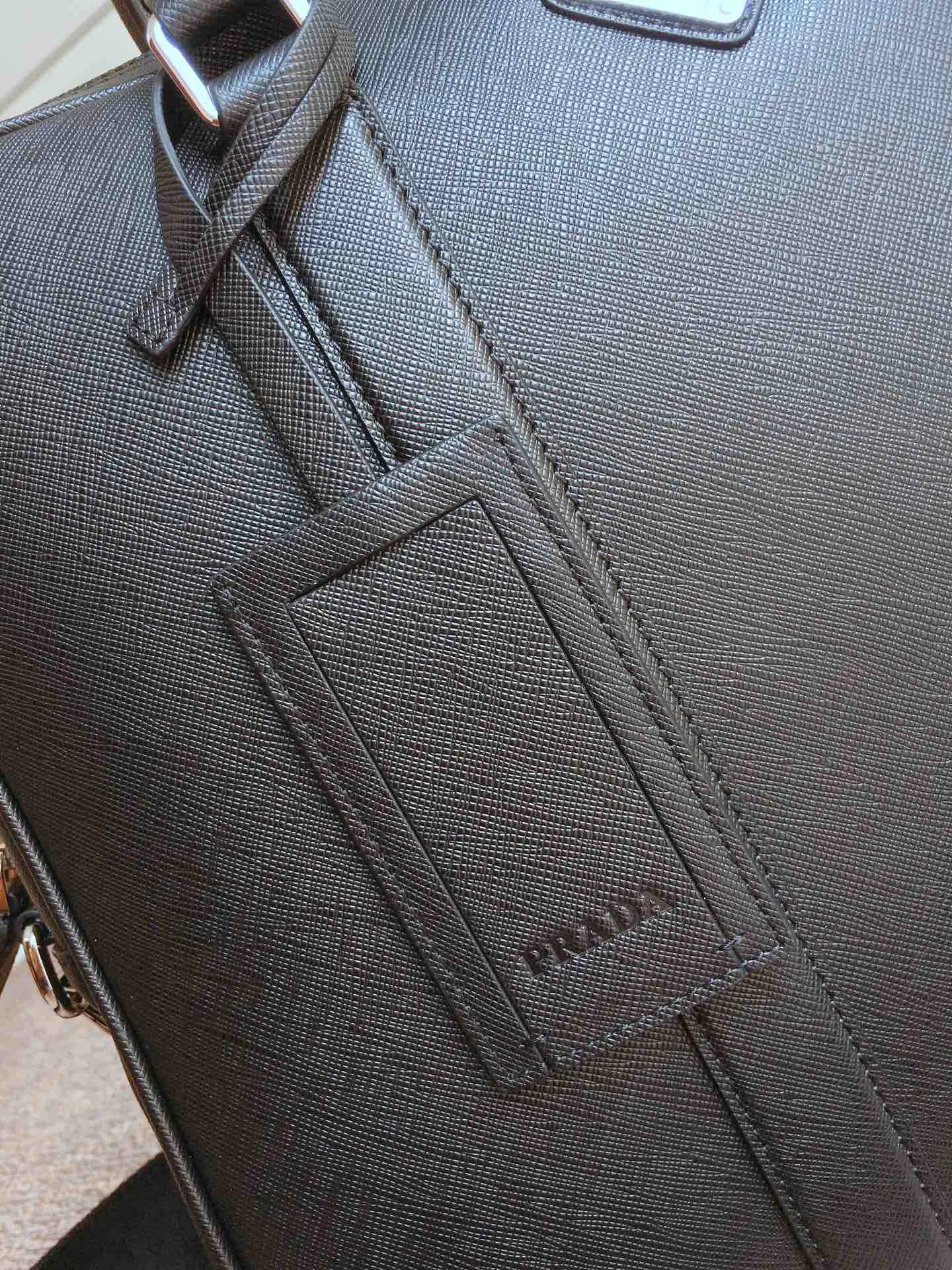 💰2000🎉Classic hot model🎉0661 has been shipped👏👏, using imported cross-grain cowhide, top-grade hardware, and imported sheepskin inside👏🏻👏🏻Classic and fashionable, a classic model that will never go out of style👍👍, length 36X height 28x bottom 9cm.👍👍👍