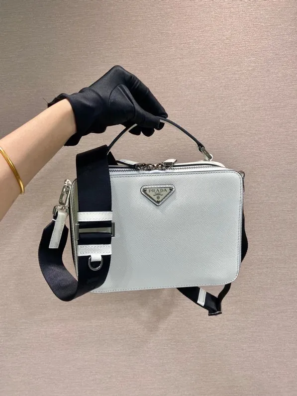 💰1640🎉Upgrade board🎉2VH069 new color🎉🎉 This Brique handbag is made of Saffiano leather, and its simple lines highlight a striking style. The iconic Saffiano leather material is synonymous with luxury and a status symbol of traditional Italian leather goods manufacturing craftsmanship. This handbag has an elegant design, equipped with handles and a detachable long nylon shoulder strap, which is more simple and elegant. Get it now🎉🎉 Length 22x Height 16x Bottom 6cm