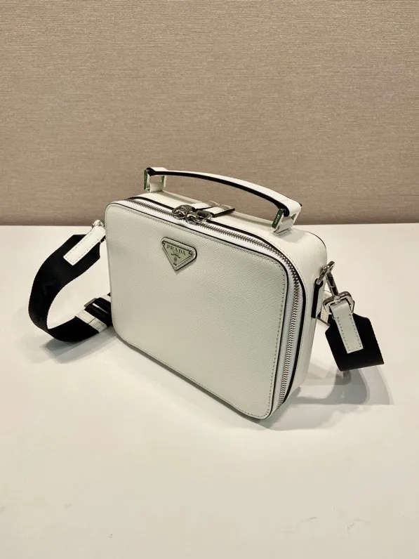 💰1640🎉Upgrade board🎉2VH069 new color🎉🎉 This Brique handbag is made of Saffiano leather, and its simple lines highlight a striking style. The iconic Saffiano leather material is synonymous with luxury and a status symbol of traditional Italian leather goods manufacturing craftsmanship. This handbag has an elegant design, equipped with handles and a detachable long nylon shoulder strap, which is more simple and elegant. Get it now🎉🎉 Length 22x Height 16x Bottom 6cm