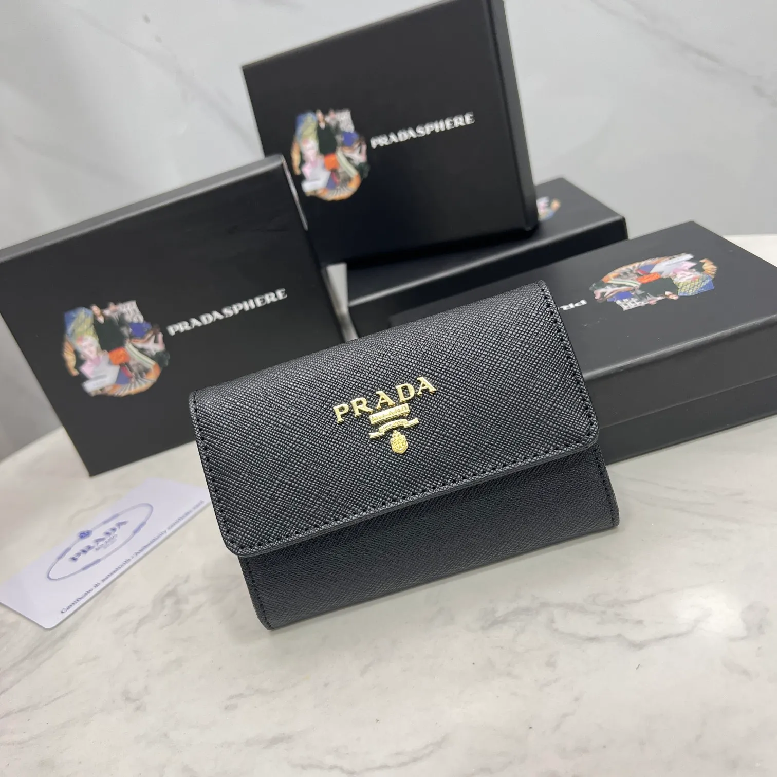 Batch 150 PRADA👏👏Hot-selling coin card holder for men and women💼The latest style at the counter, synchronized with the official website, genuine product development, Italian top-quality original single cross-grain cowhide with excellent texture, threaded lining and imported hardware accessories! Exquisite wiring is even and neat, the oil edges are smooth, No.: ML204, Size: 11cm long and 6.5cm high, Color: red, black, plum red, blue, pink