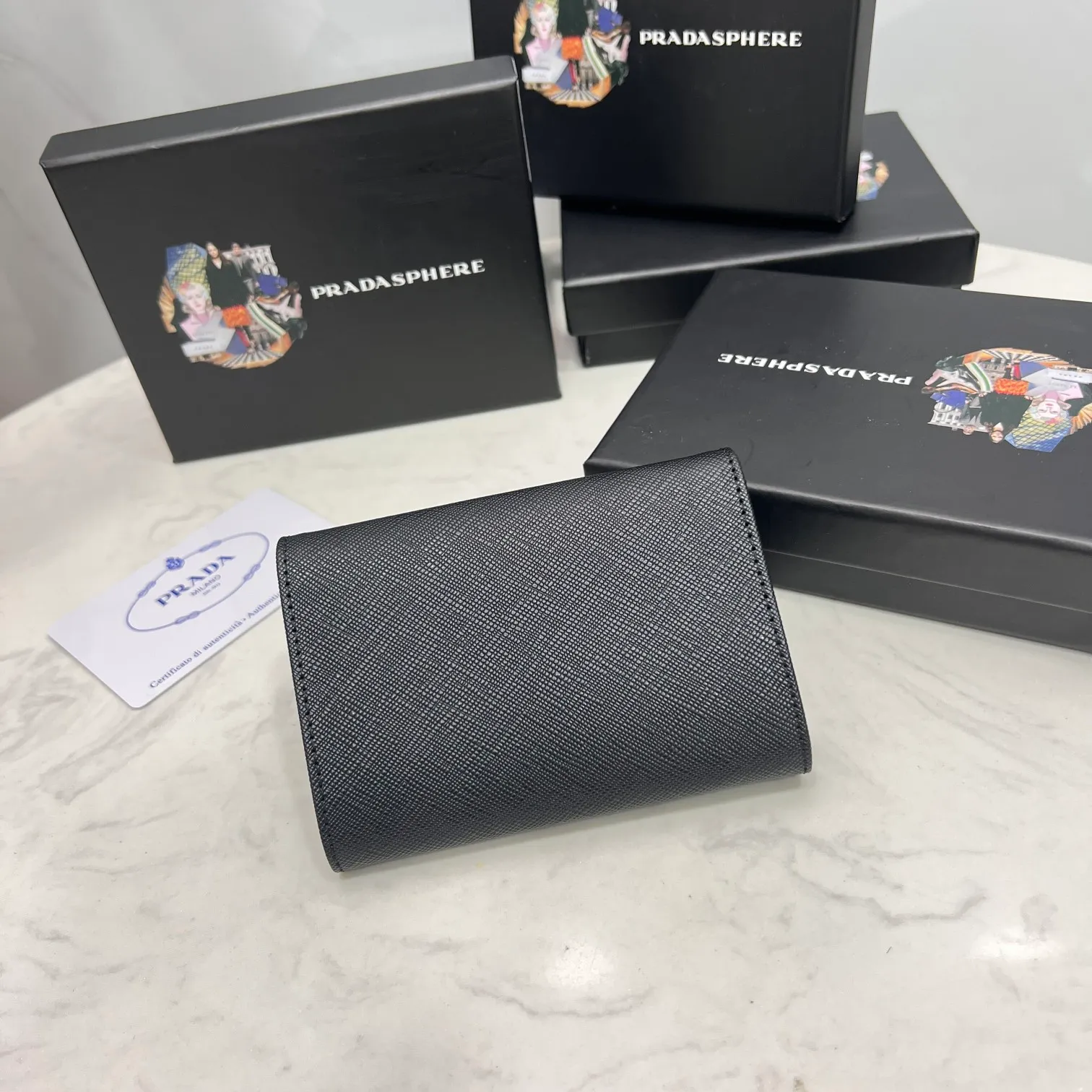 Batch 150 PRADA👏👏Hot-selling coin card holder for men and women💼The latest style at the counter, synchronized with the official website, genuine product development, Italian top-quality original single cross-grain cowhide with excellent texture, threaded lining and imported hardware accessories! Exquisite wiring is even and neat, the oil edges are smooth, No.: ML204, Size: 11cm long and 6.5cm high, Color: red, black, plum red, blue, pink