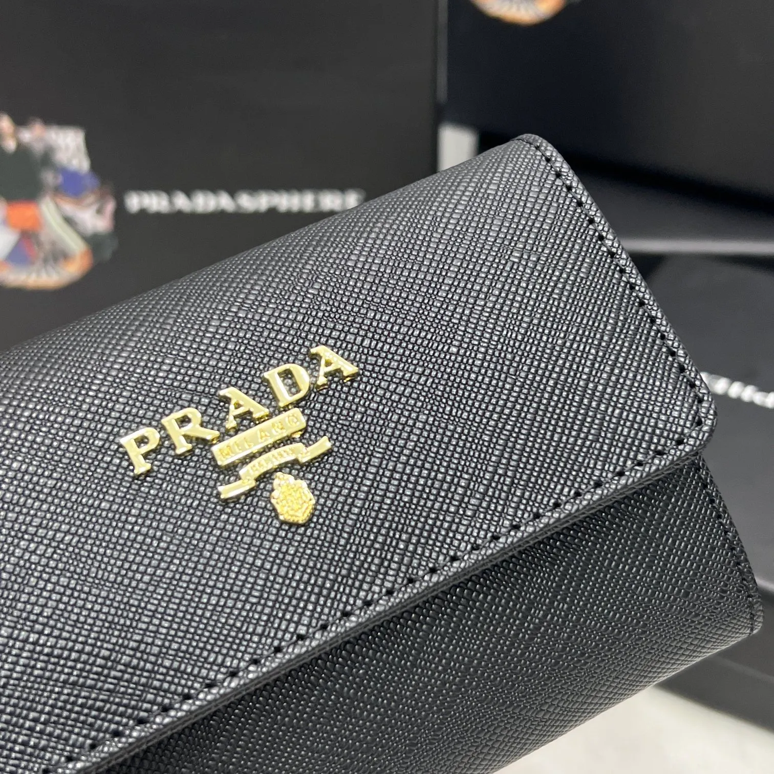 Batch 150 PRADA👏👏Hot-selling coin card holder for men and women💼The latest style at the counter, synchronized with the official website, genuine product development, Italian top-quality original single cross-grain cowhide with excellent texture, threaded lining and imported hardware accessories! Exquisite wiring is even and neat, the oil edges are smooth, No.: ML204, Size: 11cm long and 6.5cm high, Color: red, black, plum red, blue, pink