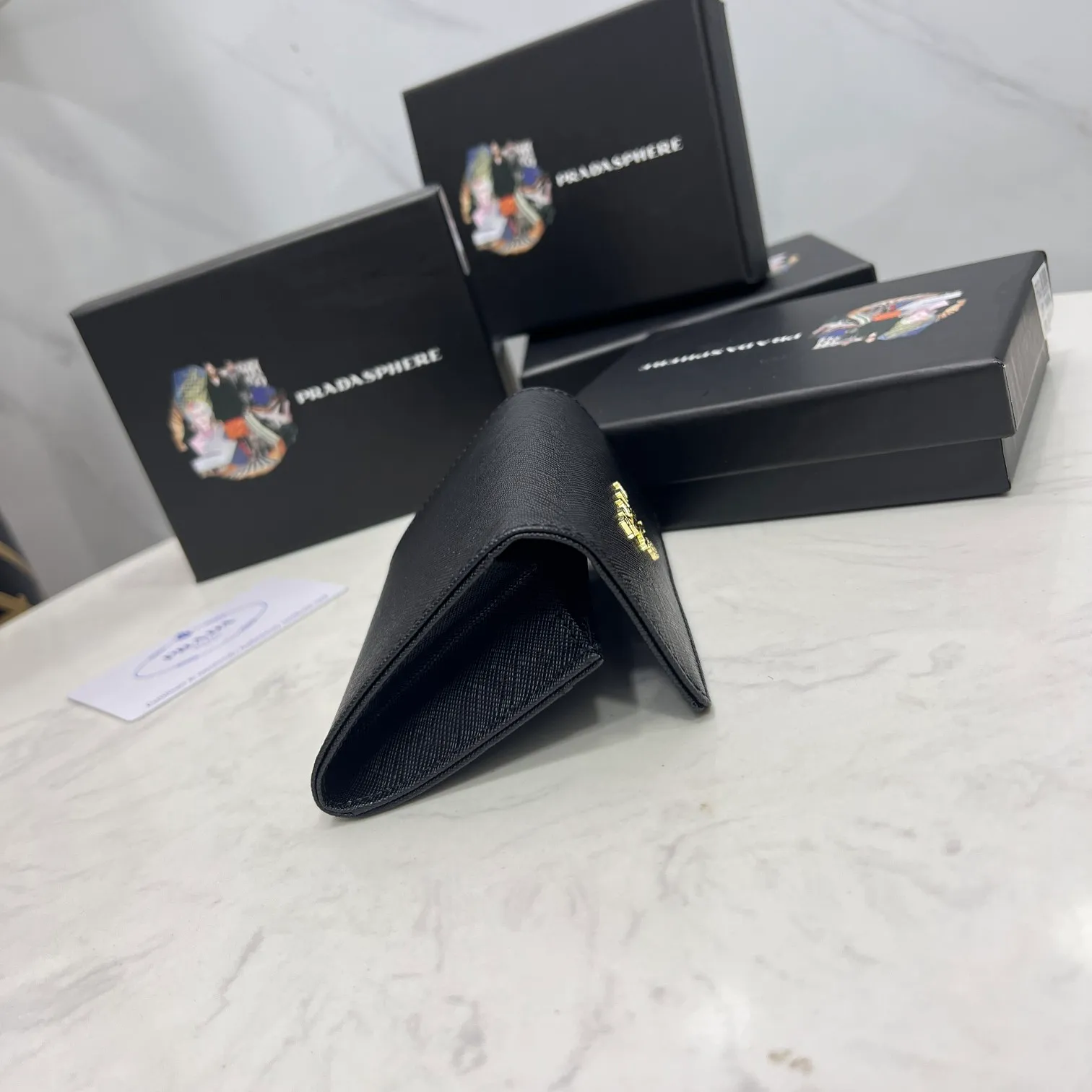 Batch 150 PRADA👏👏Hot-selling coin card holder for men and women💼The latest style at the counter, synchronized with the official website, genuine product development, Italian top-quality original single cross-grain cowhide with excellent texture, threaded lining and imported hardware accessories! Exquisite wiring is even and neat, the oil edges are smooth, No.: ML204, Size: 11cm long and 6.5cm high, Color: red, black, plum red, blue, pink