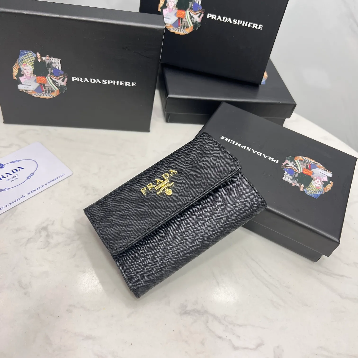 Batch 150 PRADA👏👏Hot-selling coin card holder for men and women💼The latest style at the counter, synchronized with the official website, genuine product development, Italian top-quality original single cross-grain cowhide with excellent texture, threaded lining and imported hardware accessories! Exquisite wiring is even and neat, the oil edges are smooth, No.: ML204, Size: 11cm long and 6.5cm high, Color: red, black, plum red, blue, pink
