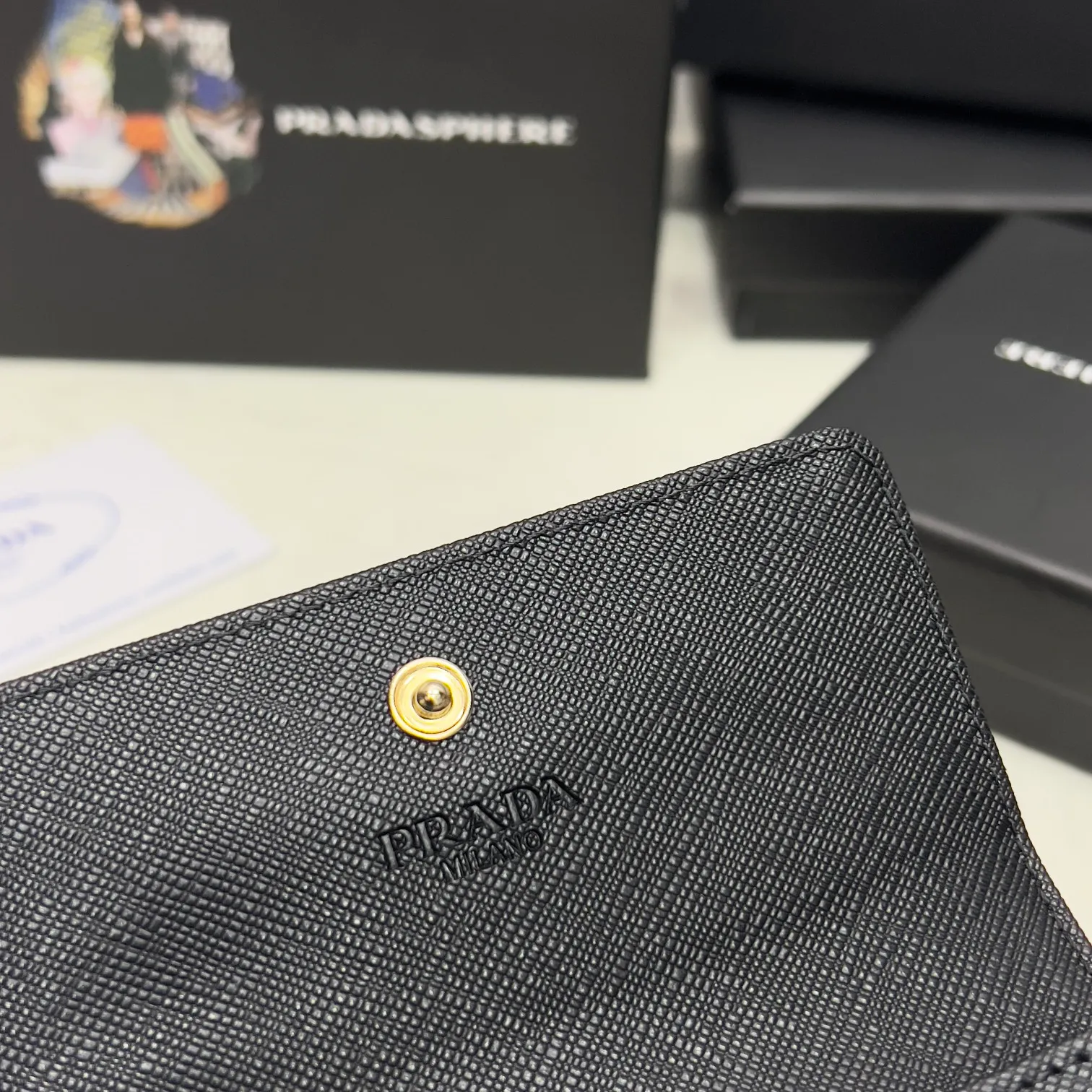 Batch 150 PRADA👏👏Hot-selling coin card holder for men and women💼The latest style at the counter, synchronized with the official website, genuine product development, Italian top-quality original single cross-grain cowhide with excellent texture, threaded lining and imported hardware accessories! Exquisite wiring is even and neat, the oil edges are smooth, No.: ML204, Size: 11cm long and 6.5cm high, Color: red, black, plum red, blue, pink