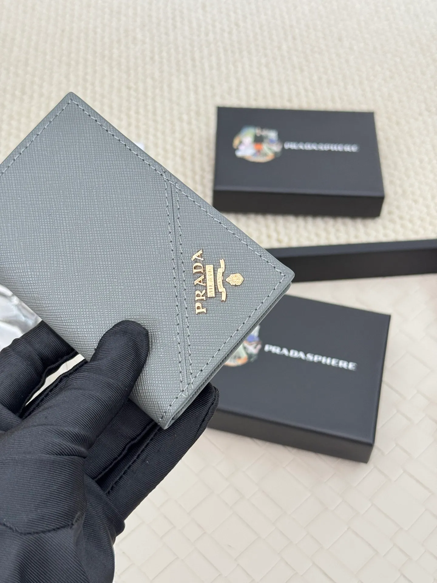 💰120 prada cross pattern unisex card holder, can be placed in pockets, bags, and can be held in hand, made of cross pattern imported calfskin, pocket card holder, can hold change, 6 card slots, simple and elegant fashion trend. Model 2MC101, color as shown in the picture, size 11×7cm,