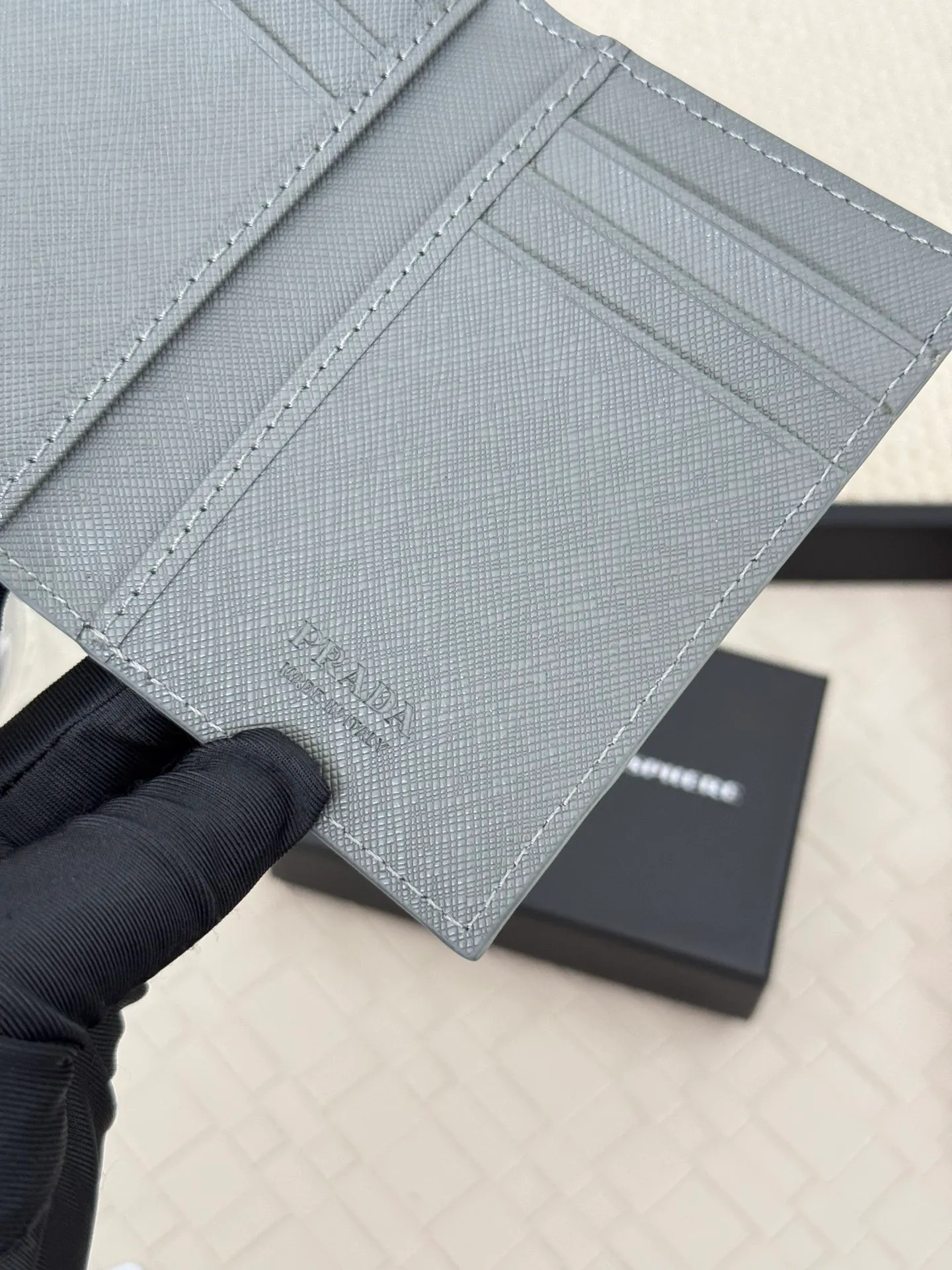 💰120 prada cross pattern unisex card holder, can be placed in pockets, bags, and can be held in hand, made of cross pattern imported calfskin, pocket card holder, can hold change, 6 card slots, simple and elegant fashion trend. Model 2MC101, color as shown in the picture, size 11×7cm,