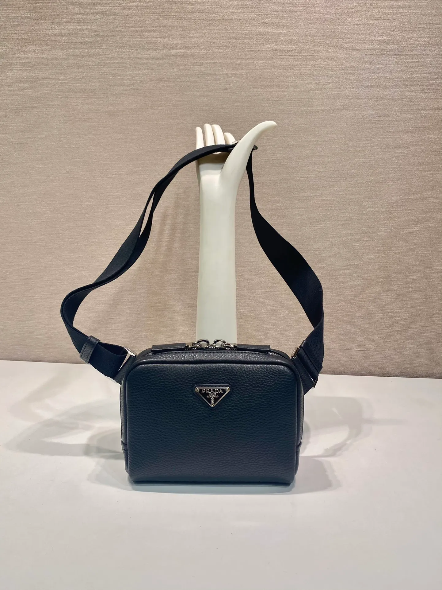 💰1220🎉New chest bag🎉2VH184 small size🎉🎉 This leather shoulder bag chest bag adopts fashionable and smooth line design and layered silhouette, with adjustable webbing and imported deerskin cowhide. It feels comfortable and luxurious, and can be used as a chest bag or shoulder bag. Large capacity space. The upper body effect is fashionable and trendy, and it is a popular style that will never go out of style🎉🎉 Length 19.5 height 13.5x bottom 6cm🎉🎉🎉👏👏👏