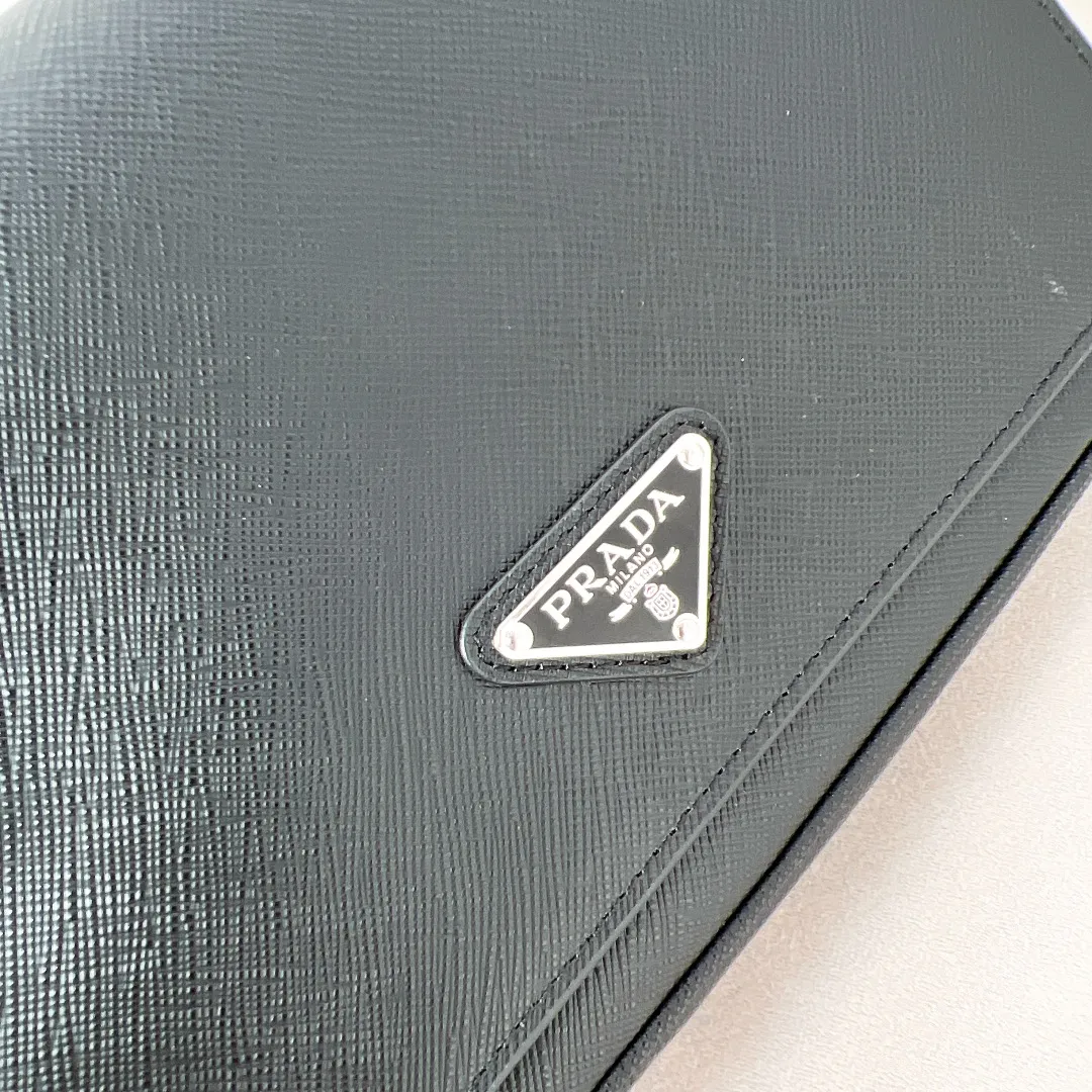 💰1700✨New product launch✨2023 latest men's full leather messenger bag 2VD059 This cross-grain cowhide messenger bag interprets an exquisite structural silhouette. The classic triangle logo on the front comes with an external coin purse. Magnetic buckle flap closure. Adjustable nylon with leather shoulder strap. It highlights the unique temperament and is versatile and casual. Multiple pockets meet the needs of exquisite storage. Size: 22*14.5*5cm black