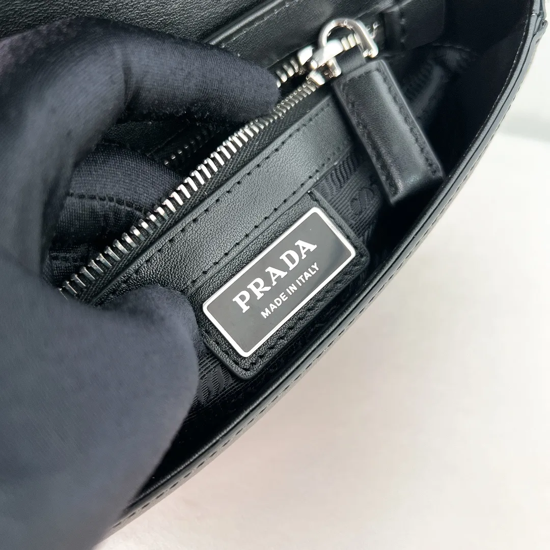 💰1700✨New product launch✨2023 latest men's full leather messenger bag 2VD059 This cross-grain cowhide messenger bag interprets an exquisite structural silhouette. The classic triangle logo on the front comes with an external coin purse. Magnetic buckle flap closure. Adjustable nylon with leather shoulder strap. It highlights the unique temperament and is versatile and casual. Multiple pockets meet the needs of exquisite storage. Size: 22*14.5*5cm black