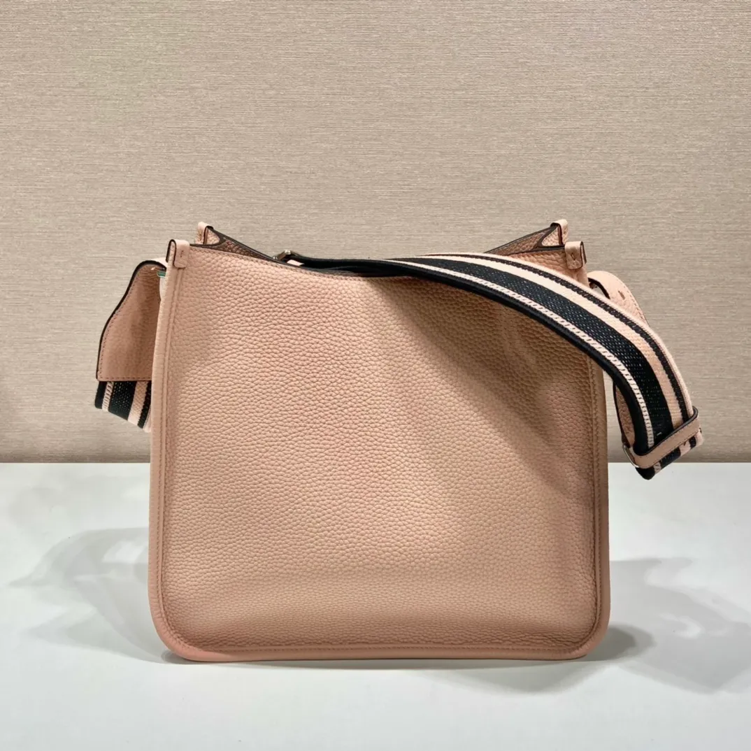 💰1840👏New fabric cross-body bag👏1BC073/large tote bag This leather mini shoulder bag has a simple design. A metallic triangle logo on the front adds signature tone. Equipped with detachable/adjustable logo printed webbing, the upper body effect is very beautiful😘😘highlighting its modern style. High fashion is the main fashion for daily matching. Hurry up and get it, it’s so beautiful👏👏 Length 30xH 28xH 12cm👏👏👏😘😘😘