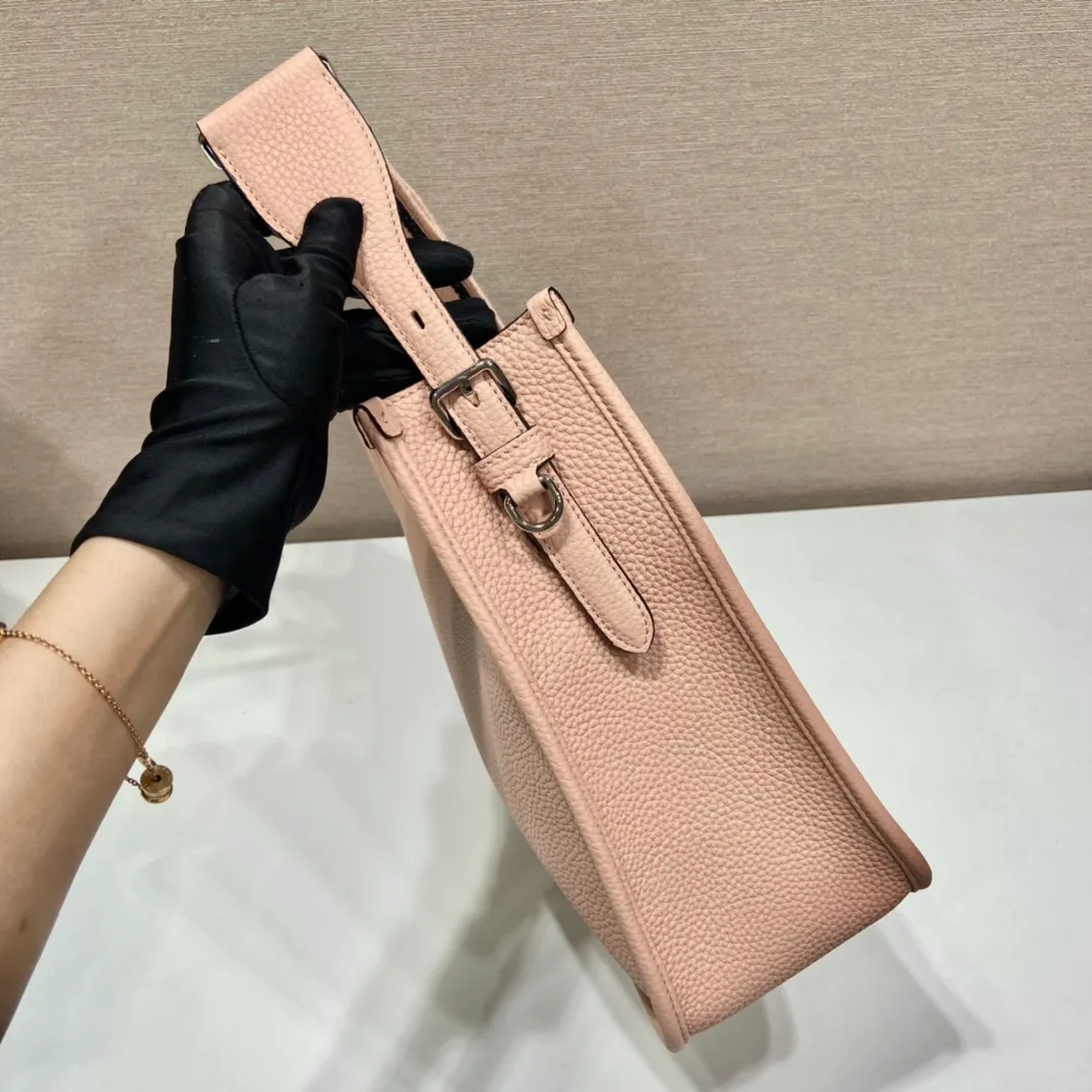 💰1840👏New fabric cross-body bag👏1BC073/large tote bag This leather mini shoulder bag has a simple design. A metallic triangle logo on the front adds signature tone. Equipped with detachable/adjustable logo printed webbing, the upper body effect is very beautiful😘😘highlighting its modern style. High fashion is the main fashion for daily matching. Hurry up and get it, it’s so beautiful👏👏 Length 30xH 28xH 12cm👏👏👏😘😘😘