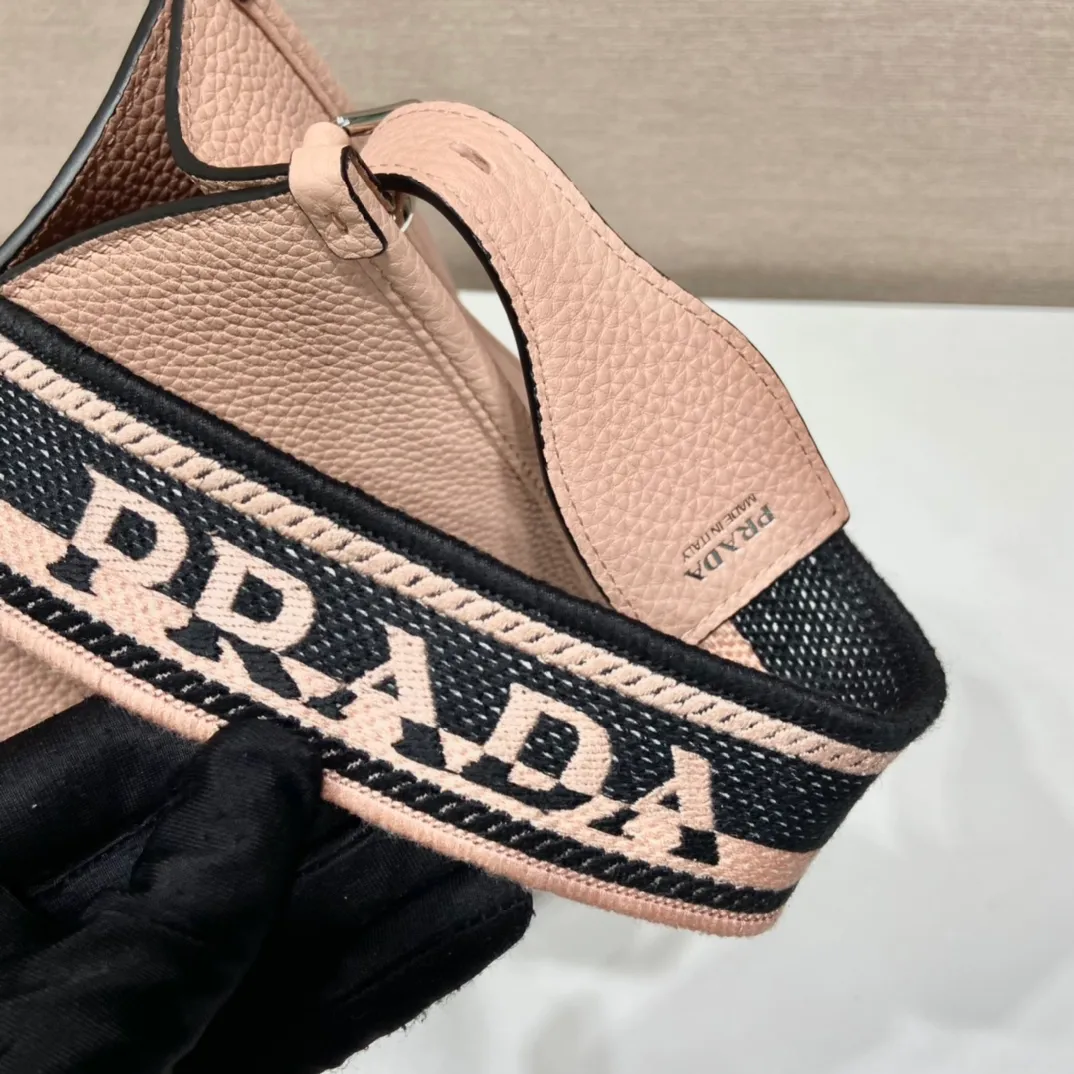 💰1840👏New fabric cross-body bag👏1BC073/large tote bag This leather mini shoulder bag has a simple design. A metallic triangle logo on the front adds signature tone. Equipped with detachable/adjustable logo printed webbing, the upper body effect is very beautiful😘😘highlighting its modern style. High fashion is the main fashion for daily matching. Hurry up and get it, it’s so beautiful👏👏 Length 30xH 28xH 12cm👏👏👏😘😘😘