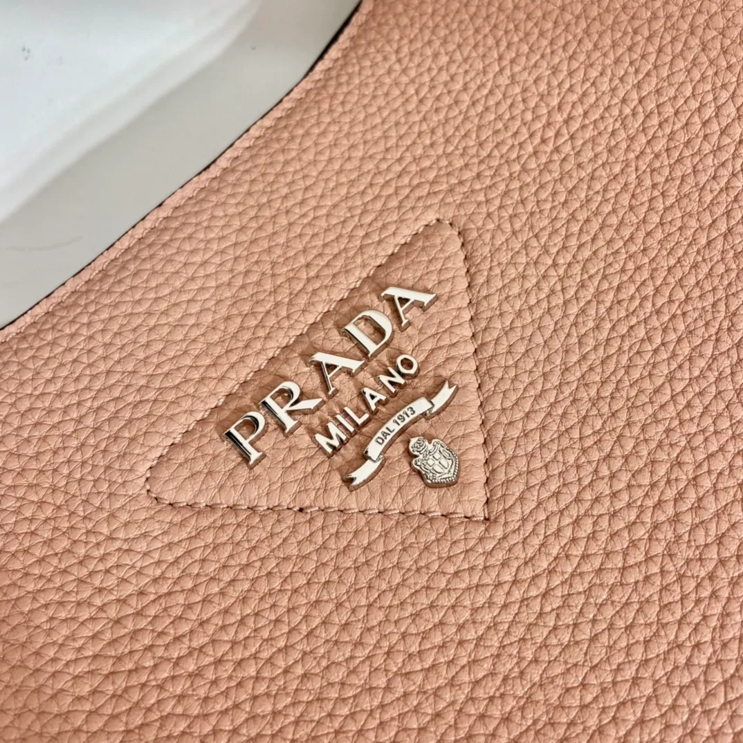 💰1840👏New fabric cross-body bag👏1BC073/large tote bag This leather mini shoulder bag has a simple design. A metallic triangle logo on the front adds signature tone. Equipped with detachable/adjustable logo printed webbing, the upper body effect is very beautiful😘😘highlighting its modern style. High fashion is the main fashion for daily matching. Hurry up and get it, it’s so beautiful👏👏 Length 30xH 28xH 12cm👏👏👏😘😘😘