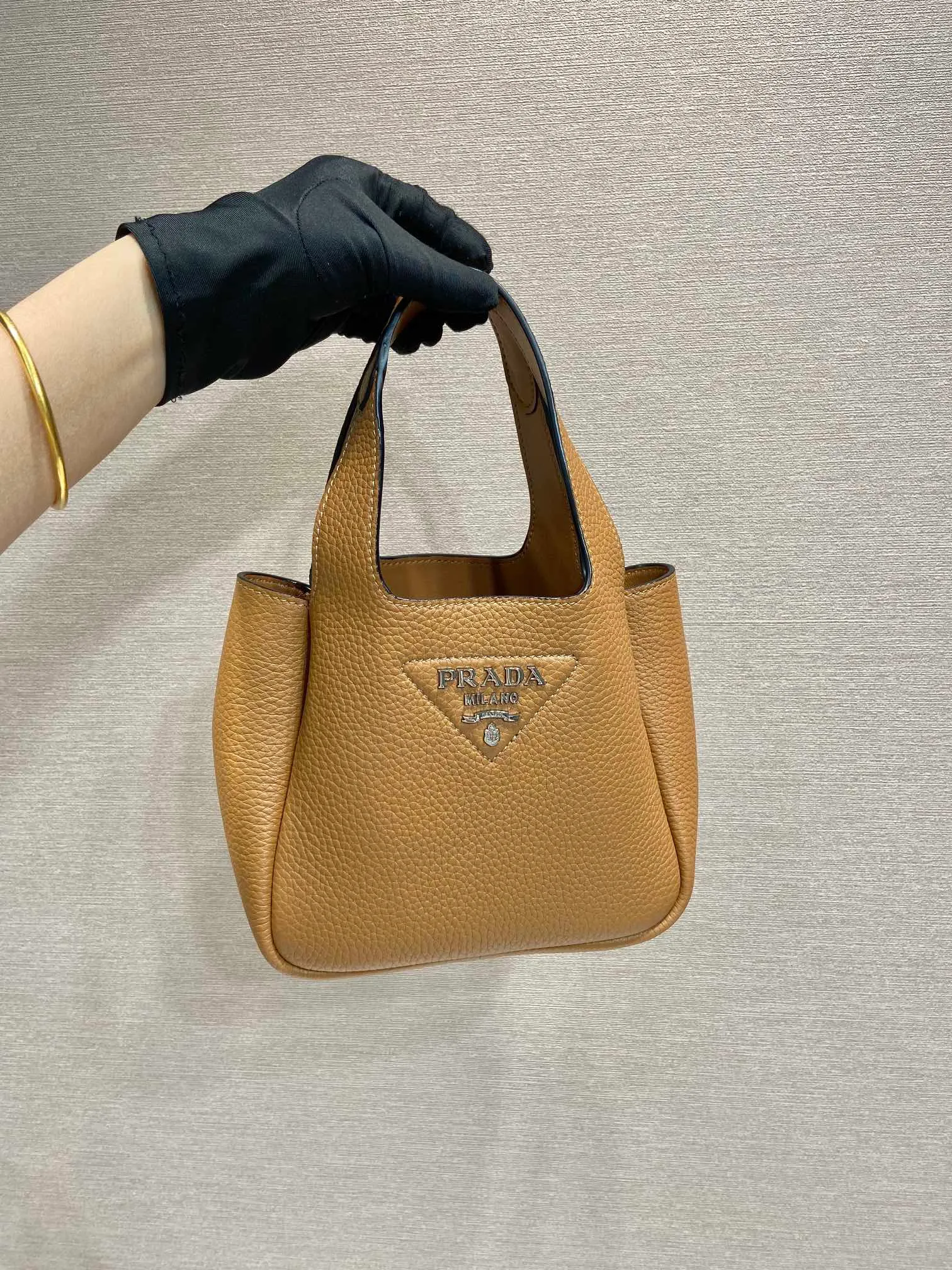💰1520🎉mini vegetable basket🎉1BA349🎉🎉new mini color😘😘 This mini vegetable basket is made of imported deerskin pattern, with imported lambskin inside. It has many grids and feels very soft/lightweight. The classic mini is good-looking and easy to use👏👏. The upper body effect is cute and cute. It’s so beautiful. Limited edition/popular model at the counter. Get it now🎉🎉 Length 18x Height 16x Bottom 10cm🎉🎉🎉👏👏👏