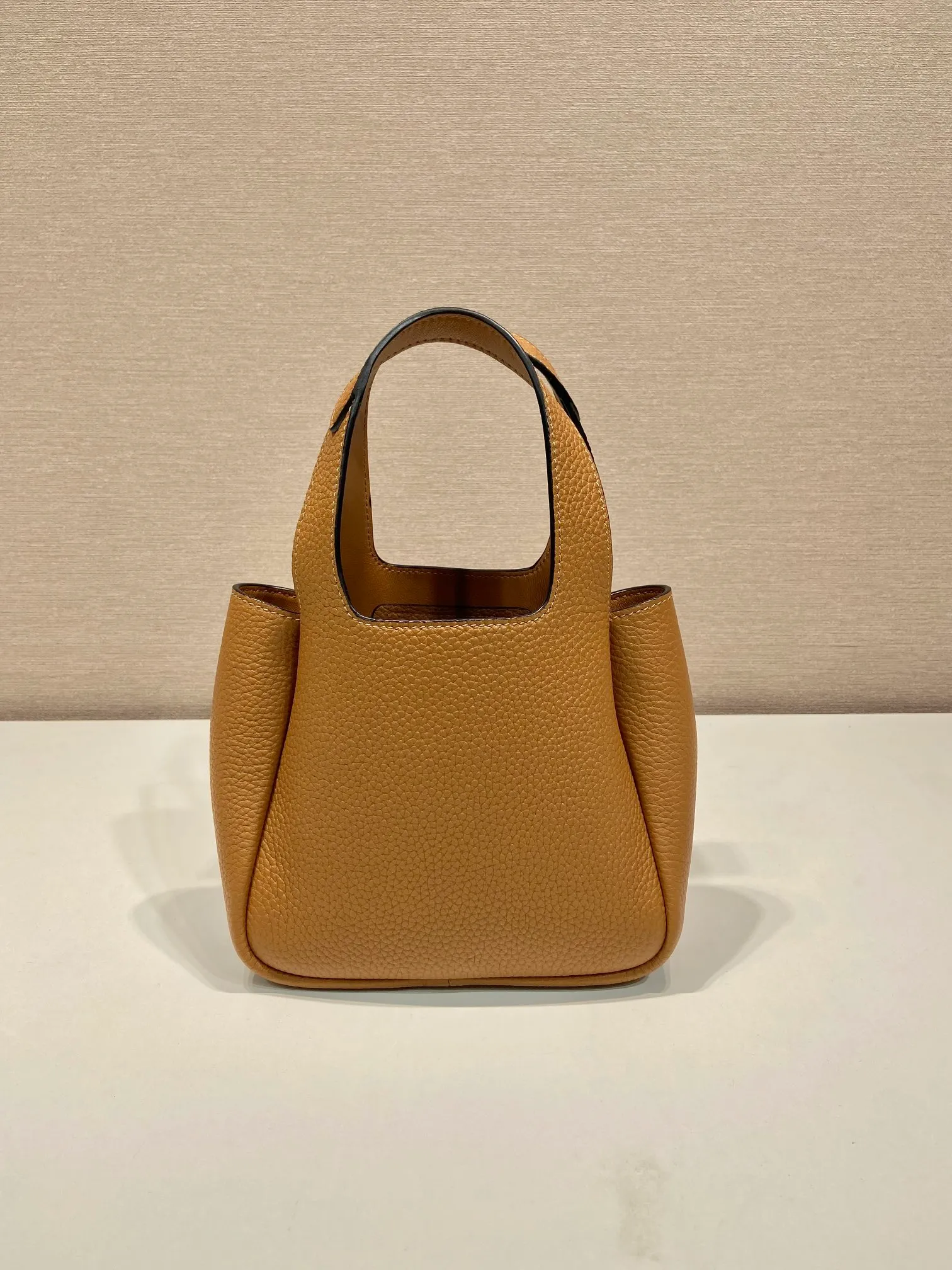 💰1520🎉mini vegetable basket🎉1BA349🎉🎉new mini color😘😘 This mini vegetable basket is made of imported deerskin pattern, with imported lambskin inside. It has many grids and feels very soft/lightweight. The classic mini is good-looking and easy to use👏👏. The upper body effect is cute and cute. It’s so beautiful. Limited edition/popular model at the counter. Get it now🎉🎉 Length 18x Height 16x Bottom 10cm🎉🎉🎉👏👏👏