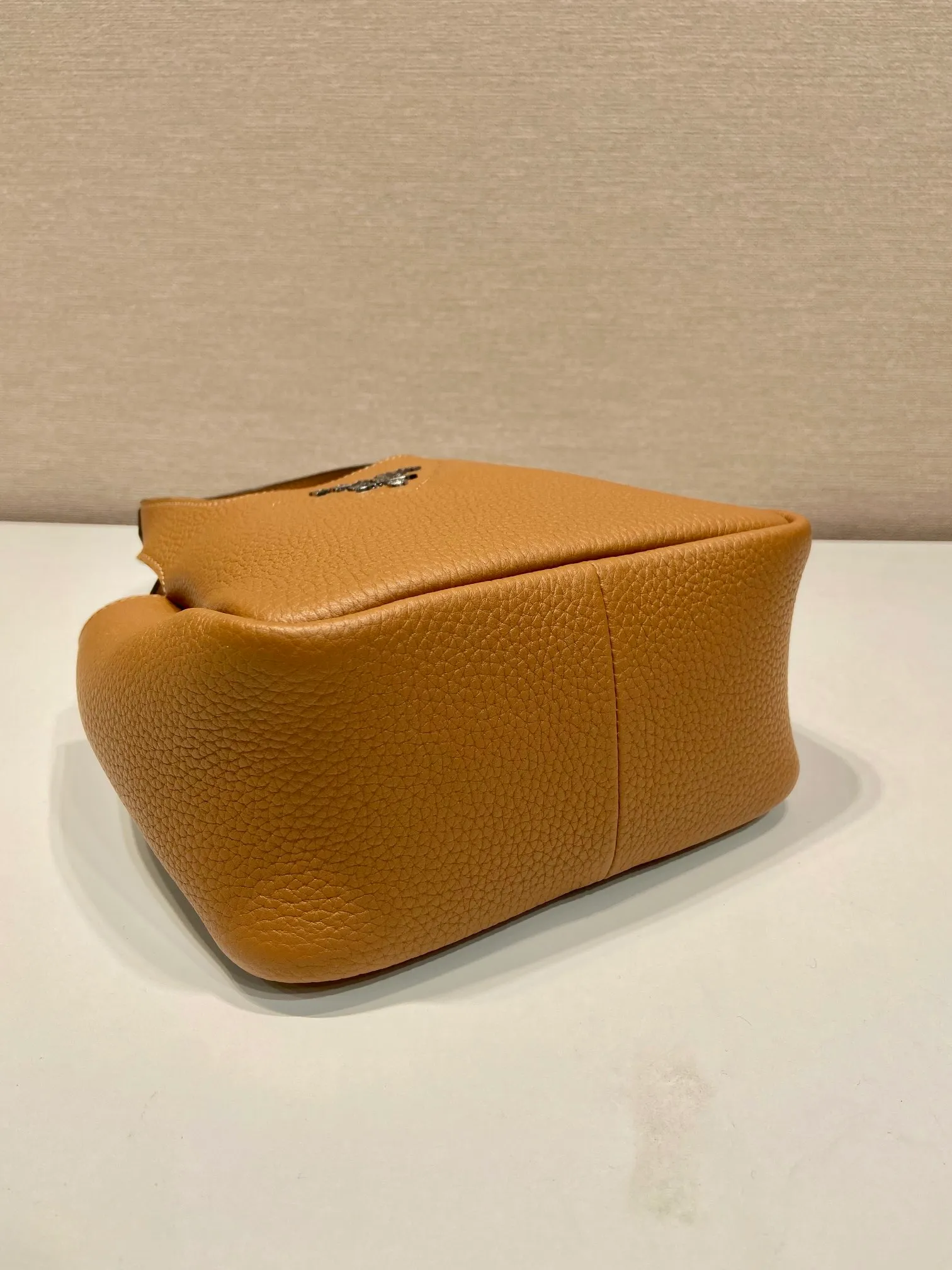 💰1520🎉mini vegetable basket🎉1BA349🎉🎉new mini color😘😘 This mini vegetable basket is made of imported deerskin pattern, with imported lambskin inside. It has many grids and feels very soft/lightweight. The classic mini is good-looking and easy to use👏👏. The upper body effect is cute and cute. It’s so beautiful. Limited edition/popular model at the counter. Get it now🎉🎉 Length 18x Height 16x Bottom 10cm🎉🎉🎉👏👏👏