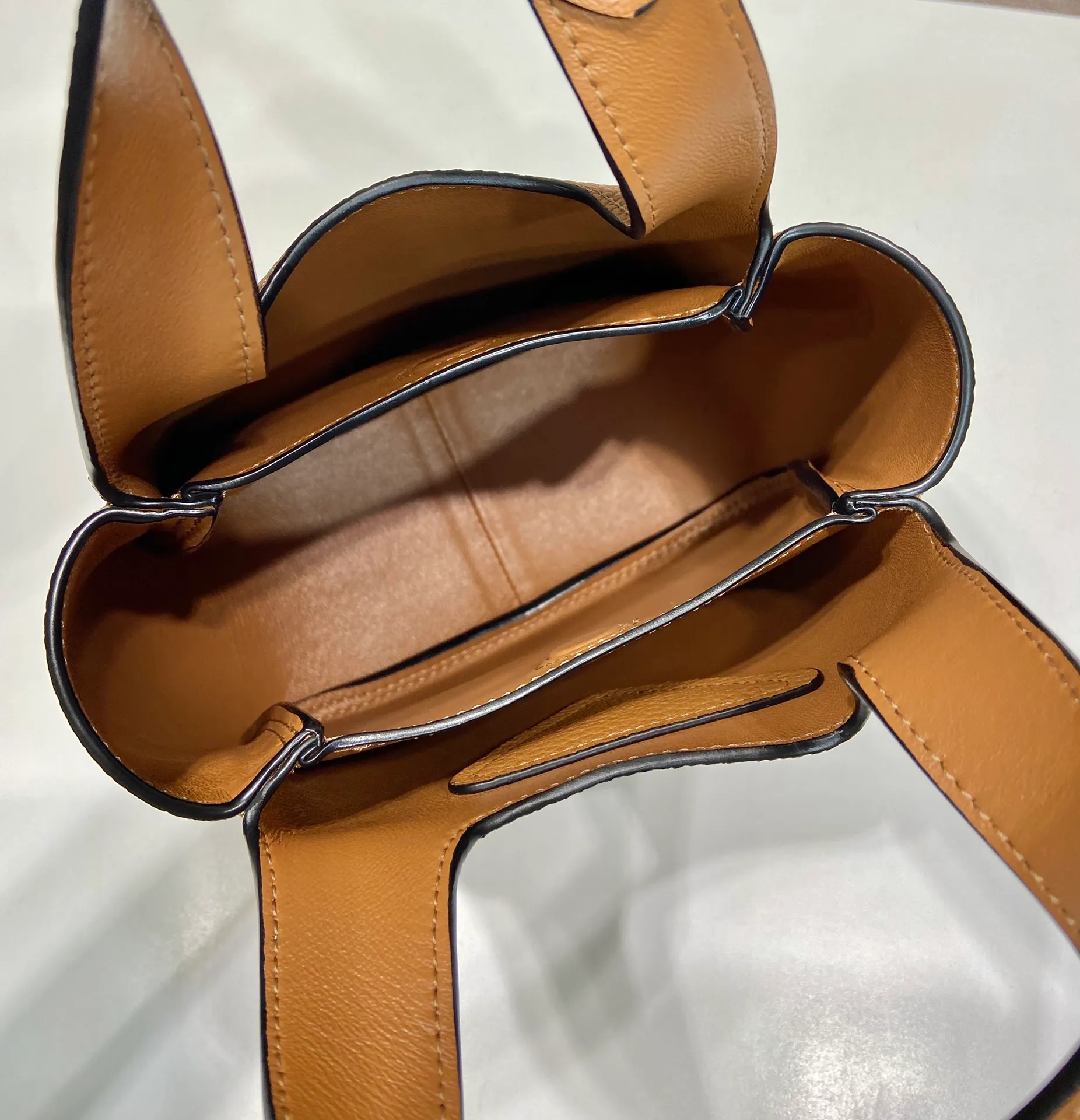 💰1520🎉mini vegetable basket🎉1BA349🎉🎉new mini color😘😘 This mini vegetable basket is made of imported deerskin pattern, with imported lambskin inside. It has many grids and feels very soft/lightweight. The classic mini is good-looking and easy to use👏👏. The upper body effect is cute and cute. It’s so beautiful. Limited edition/popular model at the counter. Get it now🎉🎉 Length 18x Height 16x Bottom 10cm🎉🎉🎉👏👏👏