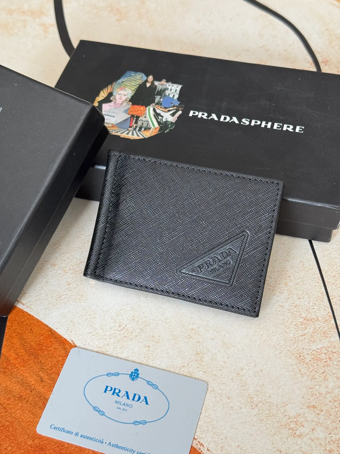 💰130💰Prada Exclusive Real Photo Dollar Bill Clip Cross-grain cowhide metal clip in the middle. Simple and easy to use. It can store money at any time and is easier to put in the trouser pocket. Model: 2MC165 - Dollar Clip Size: 12*8cm
