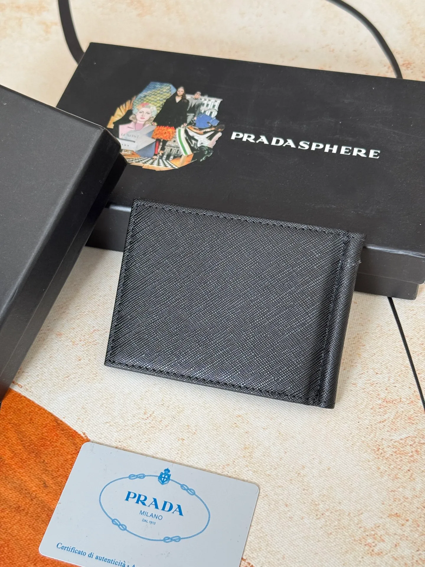 💰130💰Prada Exclusive Real Photo Dollar Bill Clip Cross-grain cowhide metal clip in the middle. Simple and easy to use. It can store money at any time and is easier to put in the trouser pocket. Model: 2MC165 - Dollar Clip Size: 12*8cm