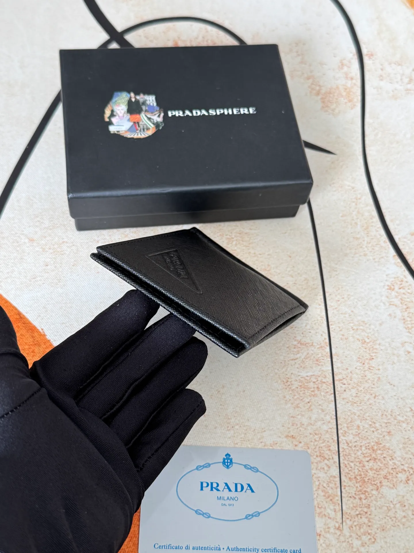 💰130💰Prada Exclusive Real Photo Dollar Bill Clip Cross-grain cowhide metal clip in the middle. Simple and easy to use. It can store money at any time and is easier to put in the trouser pocket. Model: 2MC165 - Dollar Clip Size: 12*8cm