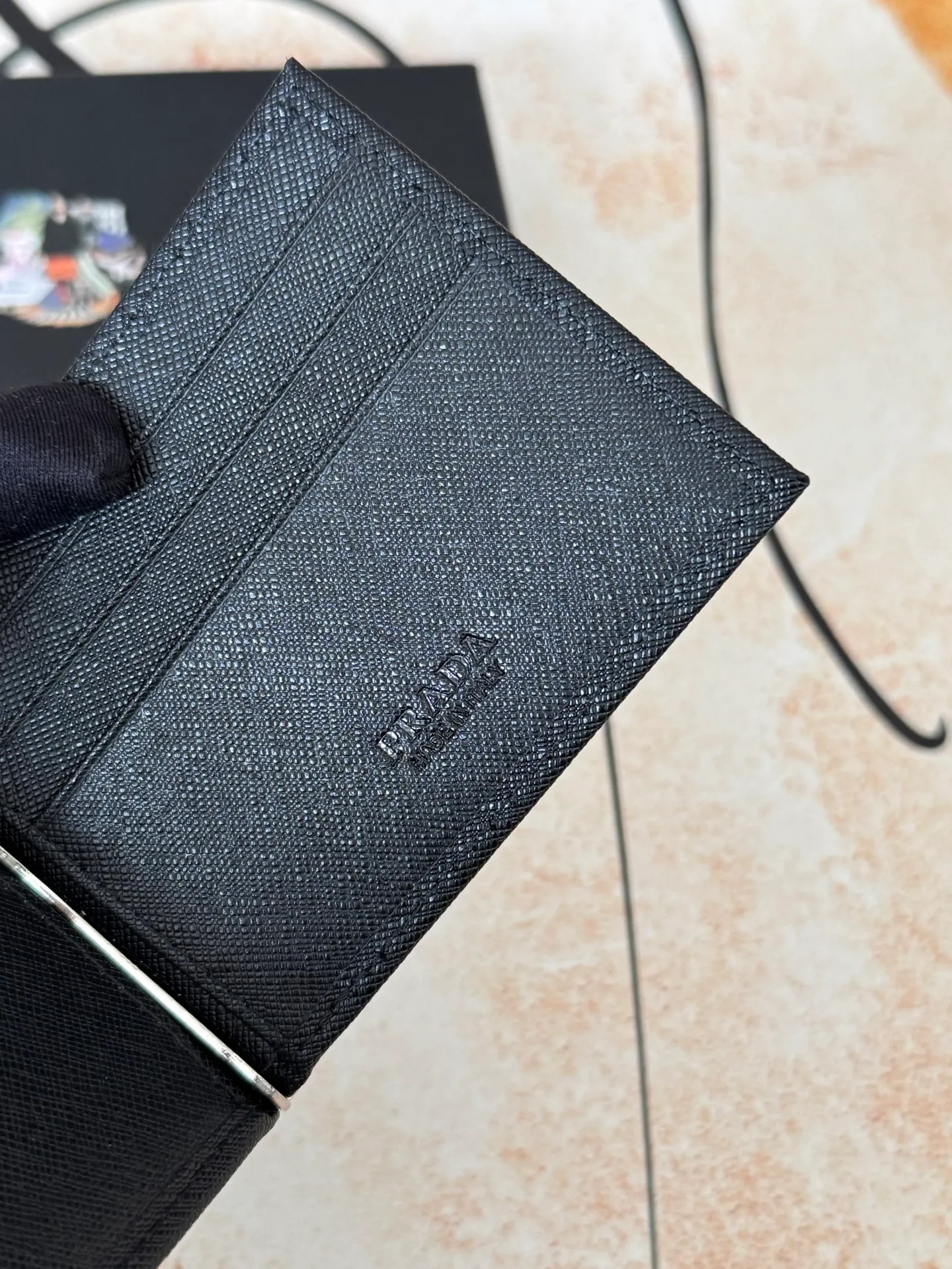 💰130💰Prada Exclusive Real Photo Dollar Bill Clip Cross-grain cowhide metal clip in the middle. Simple and easy to use. It can store money at any time and is easier to put in the trouser pocket. Model: 2MC165 - Dollar Clip Size: 12*8cm