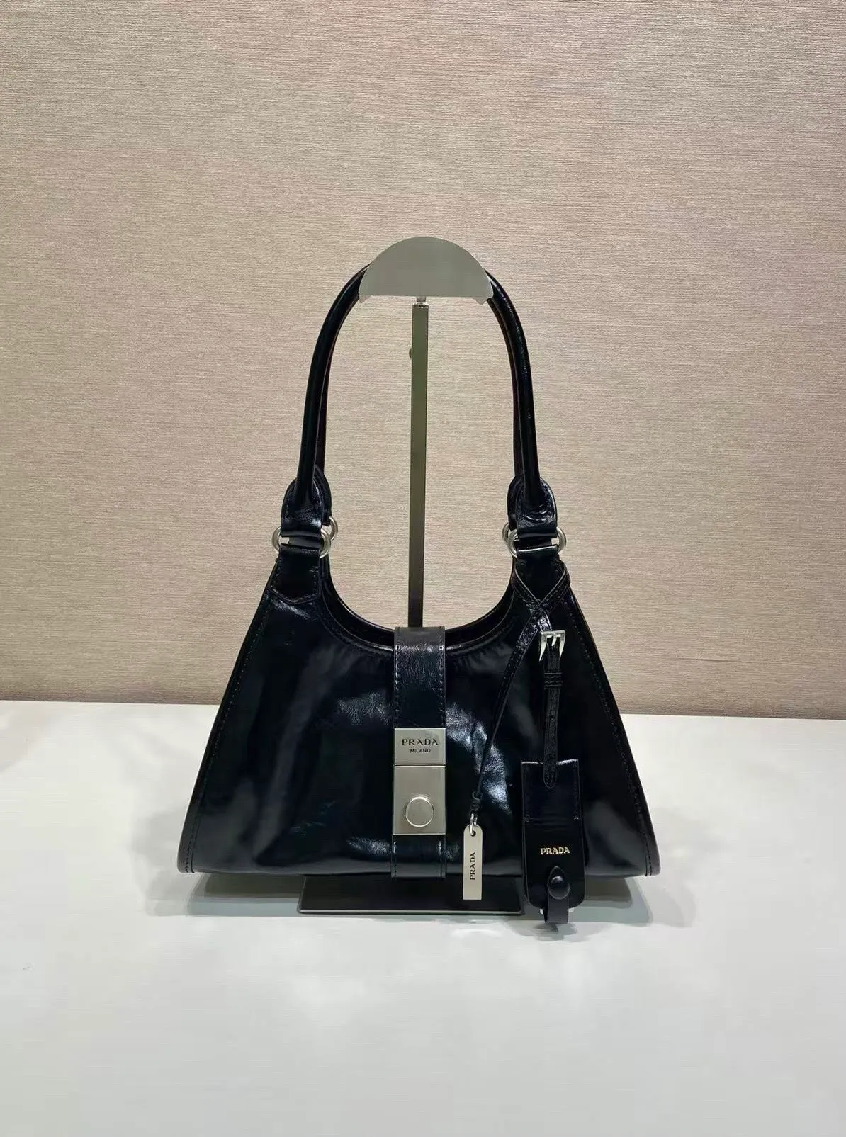 💰1500🎉New product🎉1BG580 mini🎉🎉 This mini catwalk model is made of imported waxed leather, top-grade hardware, and the front panel is equipped with a buckle lock opening and closing. It has a large capacity and can be carried by hand or on the shoulder. The upper body effect is very fashionable. If you like babies, hurry up and get it🎉🎉 Length 26x height 18x base 12cm🎉🎉🎉💰💰💰