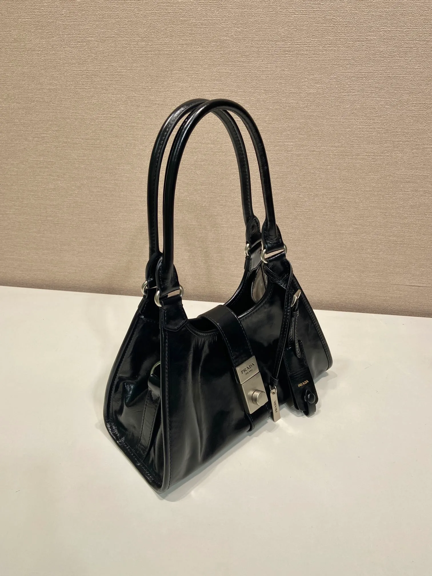 💰1500🎉New product🎉1BG580 mini🎉🎉 This mini catwalk model is made of imported waxed leather, top-grade hardware, and the front panel is equipped with a buckle lock opening and closing. It has a large capacity and can be carried by hand or on the shoulder. The upper body effect is very fashionable. If you like babies, hurry up and get it🎉🎉 Length 26x height 18x base 12cm🎉🎉🎉💰💰💰
