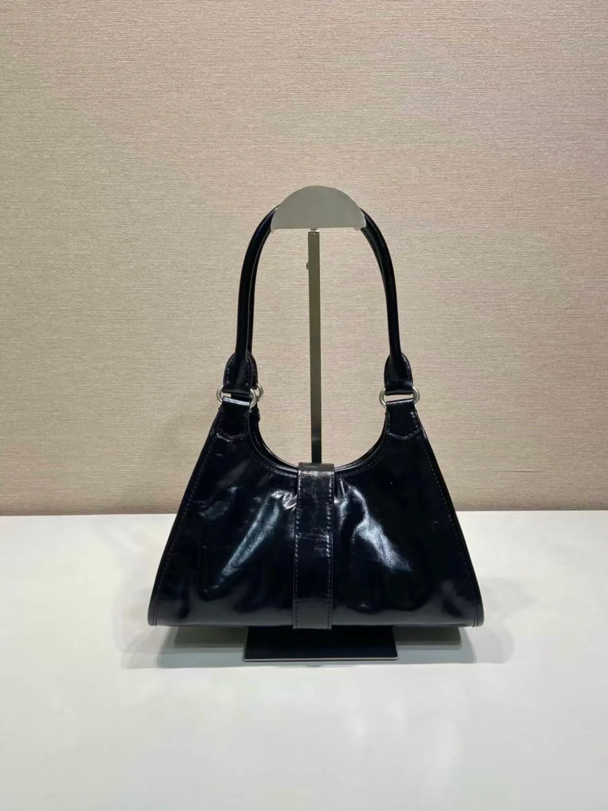 💰1500🎉New product🎉1BG580 mini🎉🎉 This mini catwalk model is made of imported waxed leather, top-grade hardware, and the front panel is equipped with a buckle lock opening and closing. It has a large capacity and can be carried by hand or on the shoulder. The upper body effect is very fashionable. If you like babies, hurry up and get it🎉🎉 Length 26x height 18x base 12cm🎉🎉🎉💰💰💰