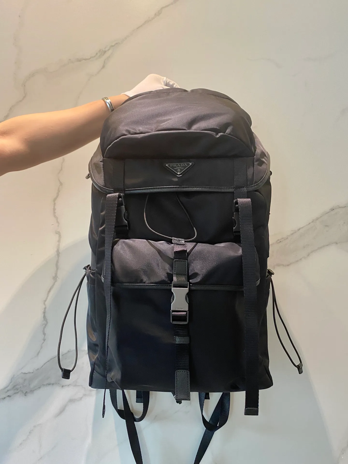 💰1660🎉New mountaineering bag🎉2VZ079🎉🎉 This backpack is made of imported nylon fabric and has a technological style. The main compartment of the backpack is equipped with a flap and buckle, a rear zippered pocket, an adjustable woven nylon strap, two external zippered pockets and two drawstring water bottle pockets😘It is padded with mesh fabric on the back and has many compartments. It must be highly functional and can be worn for business trips, mountain climbing and daily wear. It is very affordable👏👏The upper body effect is super cool😘, men, hurry up and get it, it is worth owning👏👏 Length 32x Height 52x Bottom 19cm🎉🎉🎉
