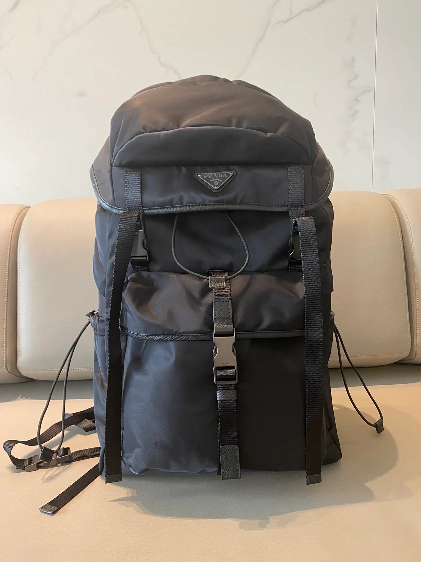 💰1660🎉New mountaineering bag🎉2VZ079🎉🎉 This backpack is made of imported nylon fabric and has a technological style. The main compartment of the backpack is equipped with a flap and buckle, a rear zippered pocket, an adjustable woven nylon strap, two external zippered pockets and two drawstring water bottle pockets😘It is padded with mesh fabric on the back and has many compartments. It must be highly functional and can be worn for business trips, mountain climbing and daily wear. It is very affordable👏👏The upper body effect is super cool😘, men, hurry up and get it, it is worth owning👏👏 Length 32x Height 52x Bottom 19cm🎉🎉🎉