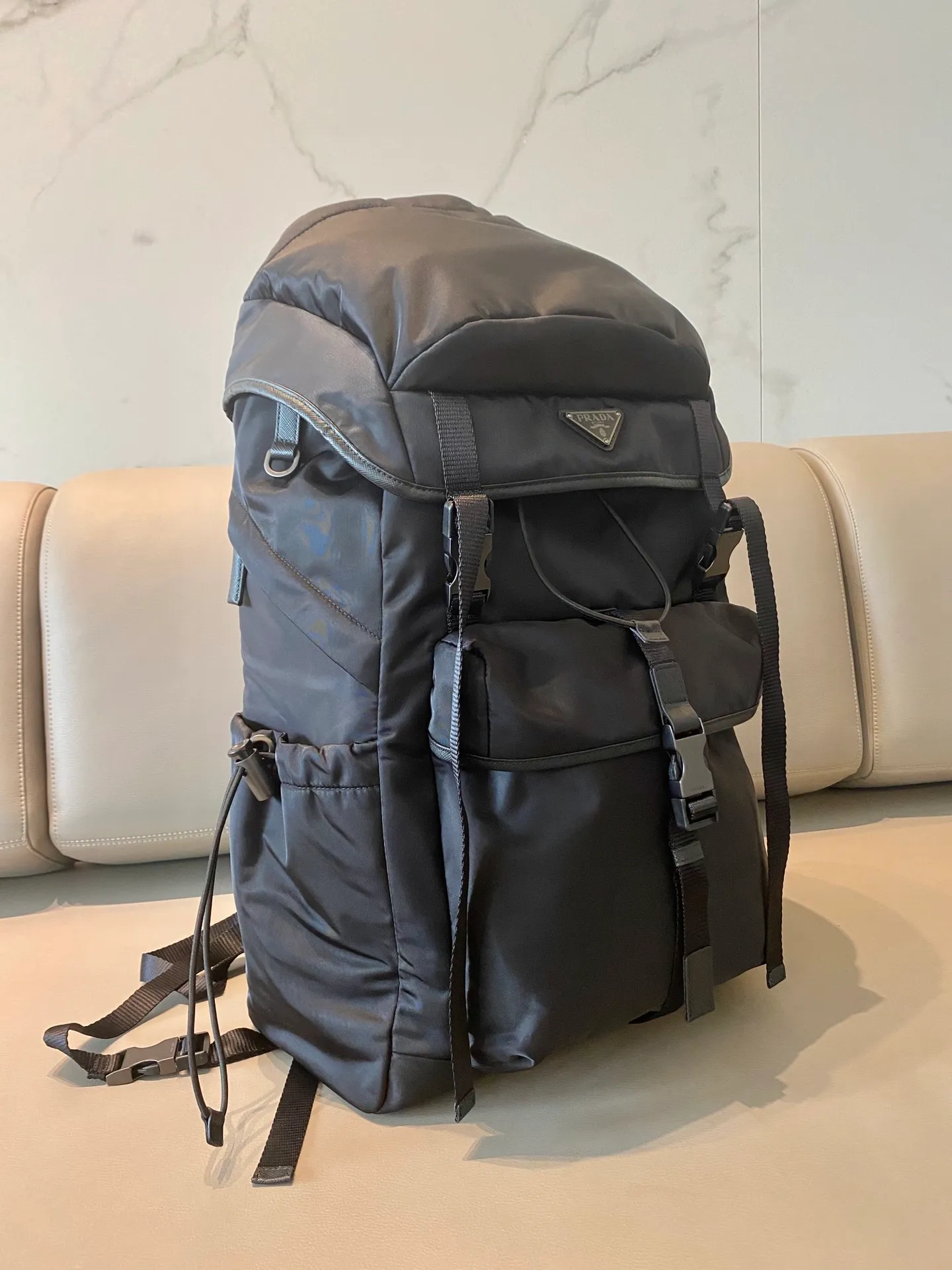 💰1660🎉New mountaineering bag🎉2VZ079🎉🎉 This backpack is made of imported nylon fabric and has a technological style. The main compartment of the backpack is equipped with a flap and buckle, a rear zippered pocket, an adjustable woven nylon strap, two external zippered pockets and two drawstring water bottle pockets😘It is padded with mesh fabric on the back and has many compartments. It must be highly functional and can be worn for business trips, mountain climbing and daily wear. It is very affordable👏👏The upper body effect is super cool😘, men, hurry up and get it, it is worth owning👏👏 Length 32x Height 52x Bottom 19cm🎉🎉🎉
