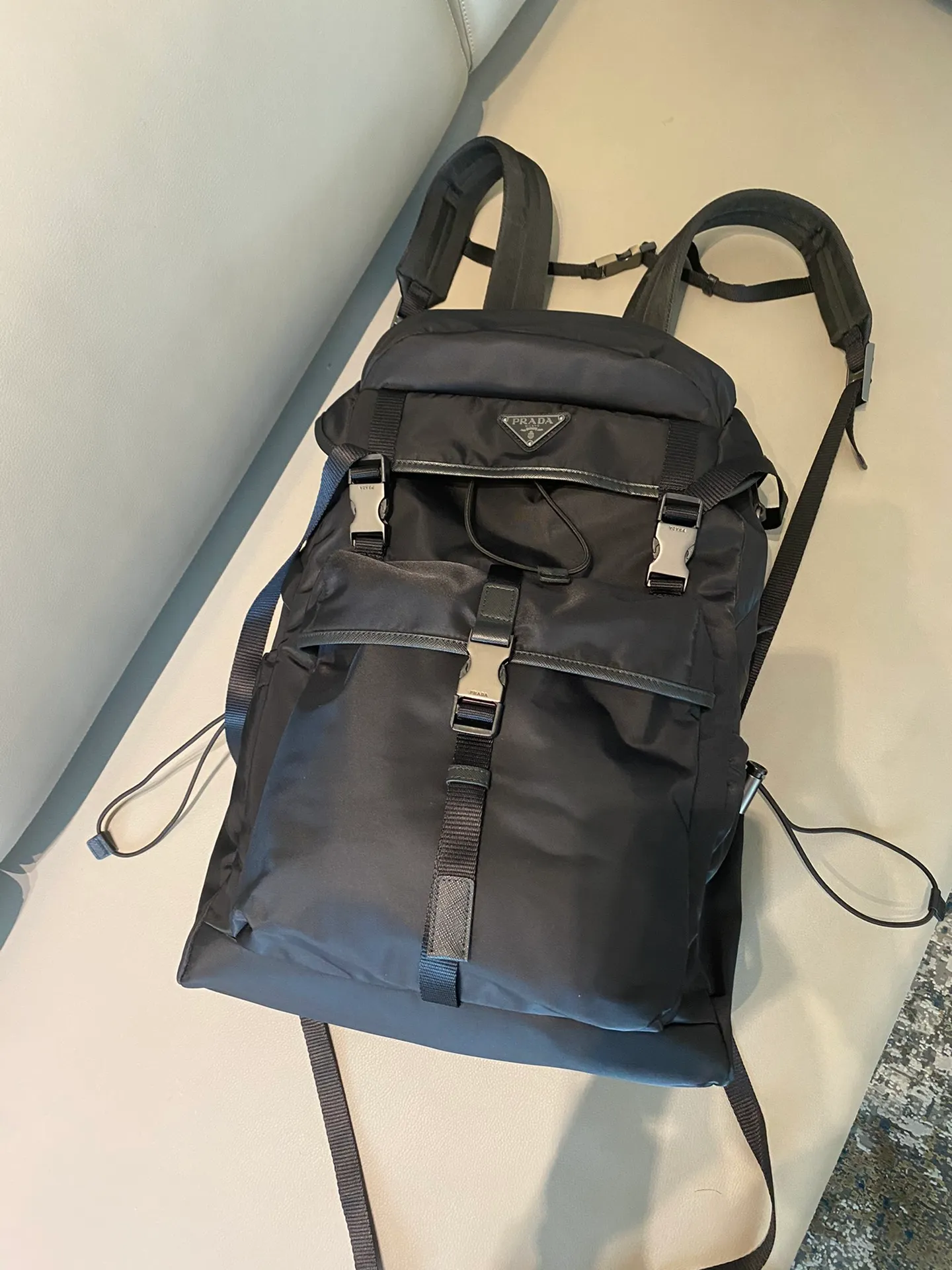 💰1660🎉New mountaineering bag🎉2VZ079🎉🎉 This backpack is made of imported nylon fabric and has a technological style. The main compartment of the backpack is equipped with a flap and buckle, a rear zippered pocket, an adjustable woven nylon strap, two external zippered pockets and two drawstring water bottle pockets😘It is padded with mesh fabric on the back and has many compartments. It must be highly functional and can be worn for business trips, mountain climbing and daily wear. It is very affordable👏👏The upper body effect is super cool😘, men, hurry up and get it, it is worth owning👏👏 Length 32x Height 52x Bottom 19cm🎉🎉🎉