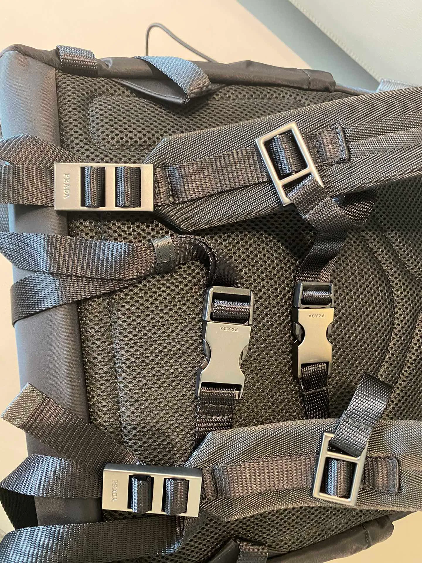 💰1660🎉New mountaineering bag🎉2VZ079🎉🎉 This backpack is made of imported nylon fabric and has a technological style. The main compartment of the backpack is equipped with a flap and buckle, a rear zippered pocket, an adjustable woven nylon strap, two external zippered pockets and two drawstring water bottle pockets😘It is padded with mesh fabric on the back and has many compartments. It must be highly functional and can be worn for business trips, mountain climbing and daily wear. It is very affordable👏👏The upper body effect is super cool😘, men, hurry up and get it, it is worth owning👏👏 Length 32x Height 52x Bottom 19cm🎉🎉🎉