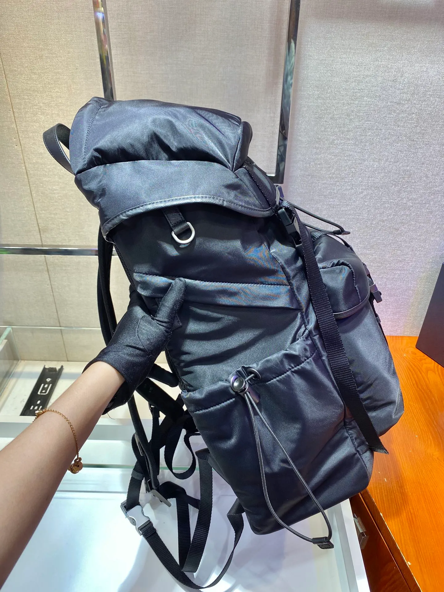 💰1660🎉New mountaineering bag🎉2VZ079🎉🎉 This backpack is made of imported nylon fabric and has a technological style. The main compartment of the backpack is equipped with a flap and buckle, a rear zippered pocket, an adjustable woven nylon strap, two external zippered pockets and two drawstring water bottle pockets😘It is padded with mesh fabric on the back and has many compartments. It must be highly functional and can be worn for business trips, mountain climbing and daily wear. It is very affordable👏👏The upper body effect is super cool😘, men, hurry up and get it, it is worth owning👏👏 Length 32x Height 52x Bottom 19cm🎉🎉🎉