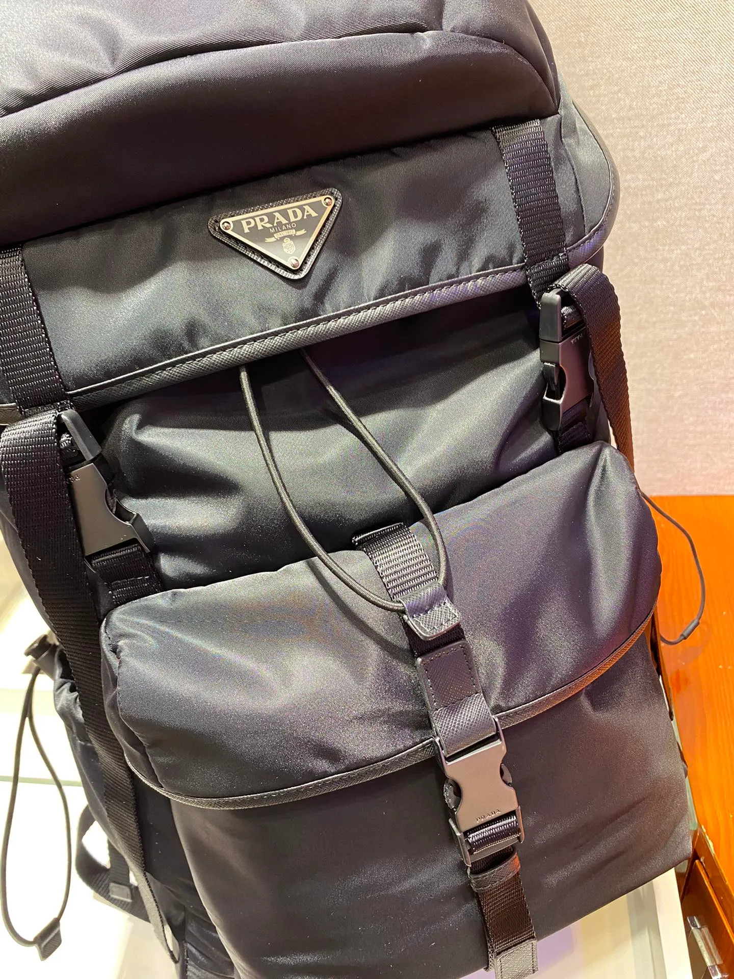 💰1660🎉New mountaineering bag🎉2VZ079🎉🎉 This backpack is made of imported nylon fabric and has a technological style. The main compartment of the backpack is equipped with a flap and buckle, a rear zippered pocket, an adjustable woven nylon strap, two external zippered pockets and two drawstring water bottle pockets😘It is padded with mesh fabric on the back and has many compartments. It must be highly functional and can be worn for business trips, mountain climbing and daily wear. It is very affordable👏👏The upper body effect is super cool😘, men, hurry up and get it, it is worth owning👏👏 Length 32x Height 52x Bottom 19cm🎉🎉🎉