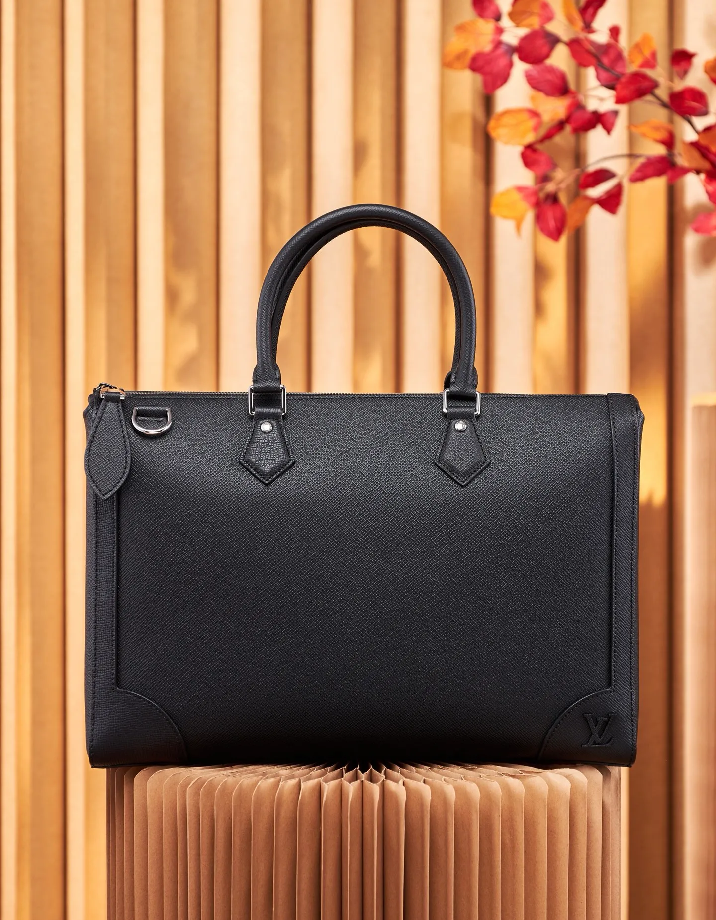 P¥1040, 👉nfc dynamic chip version👈【Top inspection-free all-steel hardware】👏👏The new Slim briefcase is made of Taïga cowhide with fine texture, injecting a trendy style into the classic design. Reinforced corners are in keeping with traditional hard cases, a metallic LV logo accents the details, and it has adjustable shoulder straps and a dedicated laptop compartment. Taïga Cow Leather - Cowhide Trim - Fabric Lining - Metal Hardware - LV Logo Reinforced Corners - Zip Closure - Large Main Compartment - Padded Laptop Compartment - Removable, Adjustable Shoulder Strap! ! Model: M30810; Size: 40x29x4CM