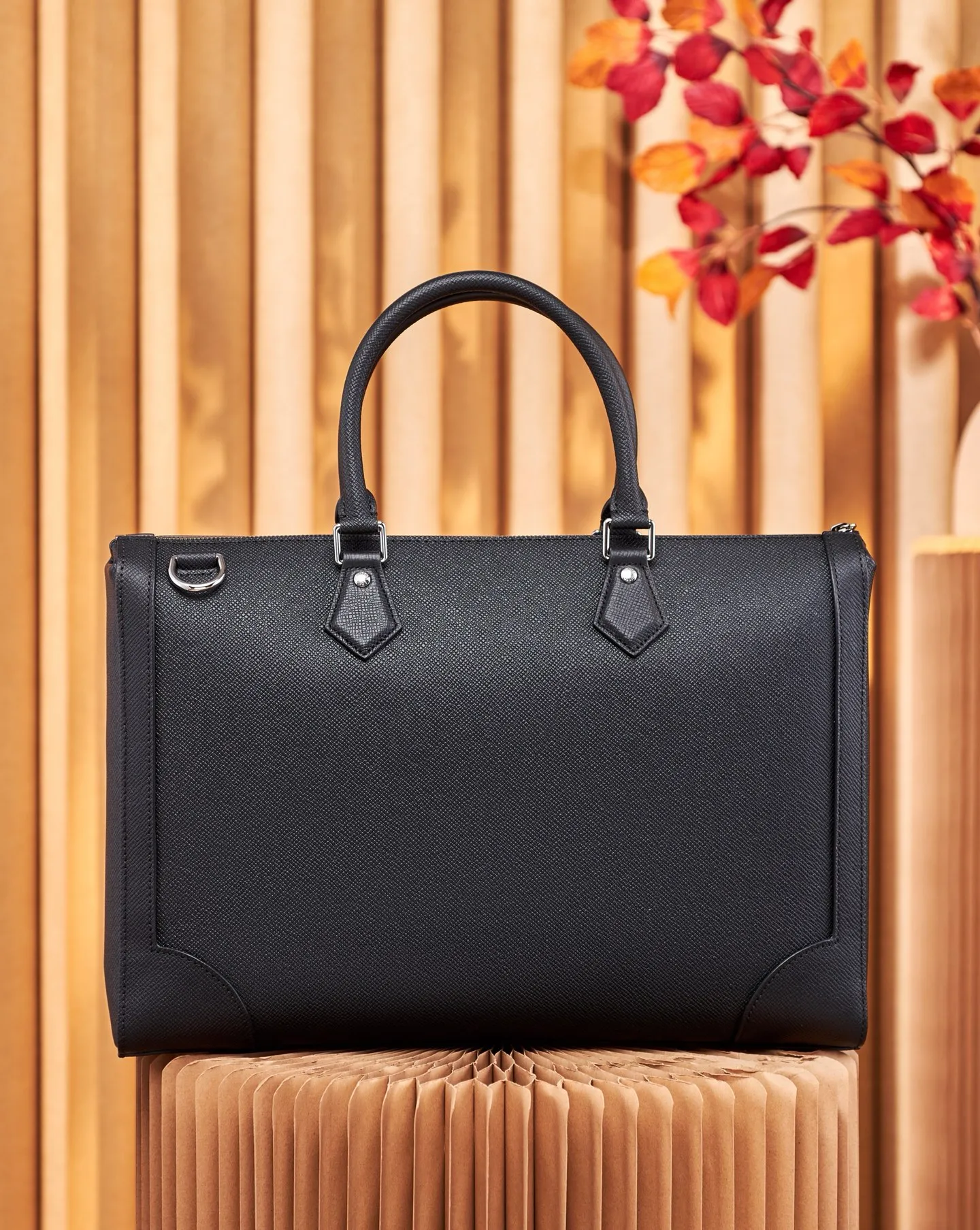 P¥1040, 👉nfc dynamic chip version👈【Top inspection-free all-steel hardware】👏👏The new Slim briefcase is made of Taïga cowhide with fine texture, injecting a trendy style into the classic design. Reinforced corners are in keeping with traditional hard cases, a metallic LV logo accents the details, and it has adjustable shoulder straps and a dedicated laptop compartment. Taïga Cow Leather - Cowhide Trim - Fabric Lining - Metal Hardware - LV Logo Reinforced Corners - Zip Closure - Large Main Compartment - Padded Laptop Compartment - Removable, Adjustable Shoulder Strap! ! Model: M30810; Size: 40x29x4CM