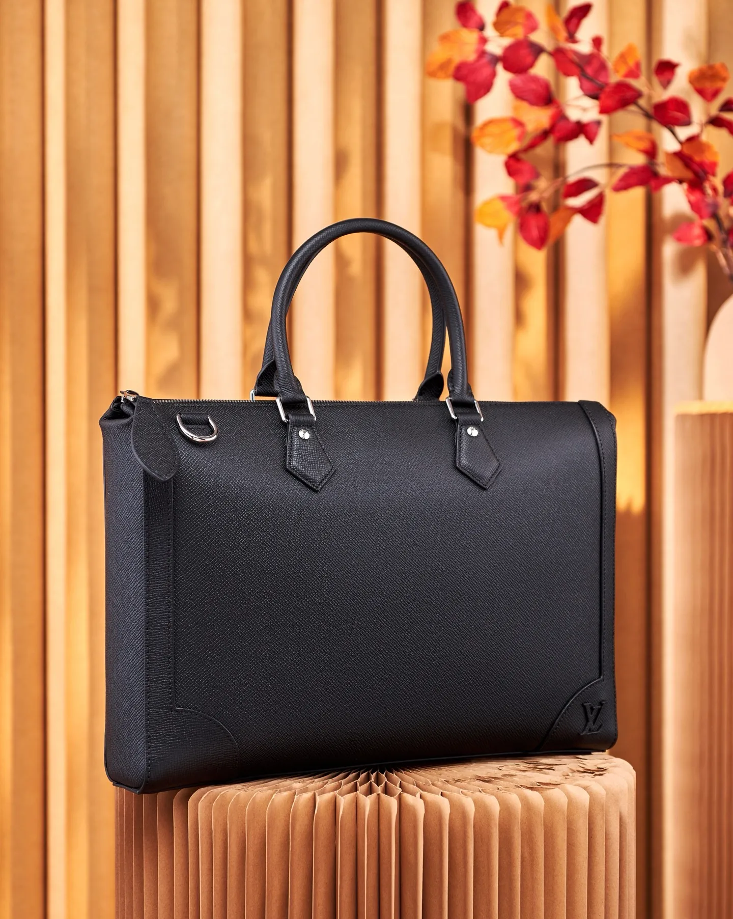 P¥1040, 👉nfc dynamic chip version👈【Top inspection-free all-steel hardware】👏👏The new Slim briefcase is made of Taïga cowhide with fine texture, injecting a trendy style into the classic design. Reinforced corners are in keeping with traditional hard cases, a metallic LV logo accents the details, and it has adjustable shoulder straps and a dedicated laptop compartment. Taïga Cow Leather - Cowhide Trim - Fabric Lining - Metal Hardware - LV Logo Reinforced Corners - Zip Closure - Large Main Compartment - Padded Laptop Compartment - Removable, Adjustable Shoulder Strap! ! Model: M30810; Size: 40x29x4CM
