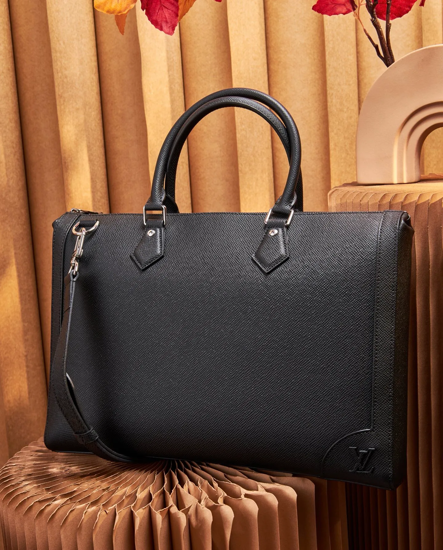 P¥1040, 👉nfc dynamic chip version👈【Top inspection-free all-steel hardware】👏👏The new Slim briefcase is made of Taïga cowhide with fine texture, injecting a trendy style into the classic design. Reinforced corners are in keeping with traditional hard cases, a metallic LV logo accents the details, and it has adjustable shoulder straps and a dedicated laptop compartment. Taïga Cow Leather - Cowhide Trim - Fabric Lining - Metal Hardware - LV Logo Reinforced Corners - Zip Closure - Large Main Compartment - Padded Laptop Compartment - Removable, Adjustable Shoulder Strap! ! Model: M30810; Size: 40x29x4CM