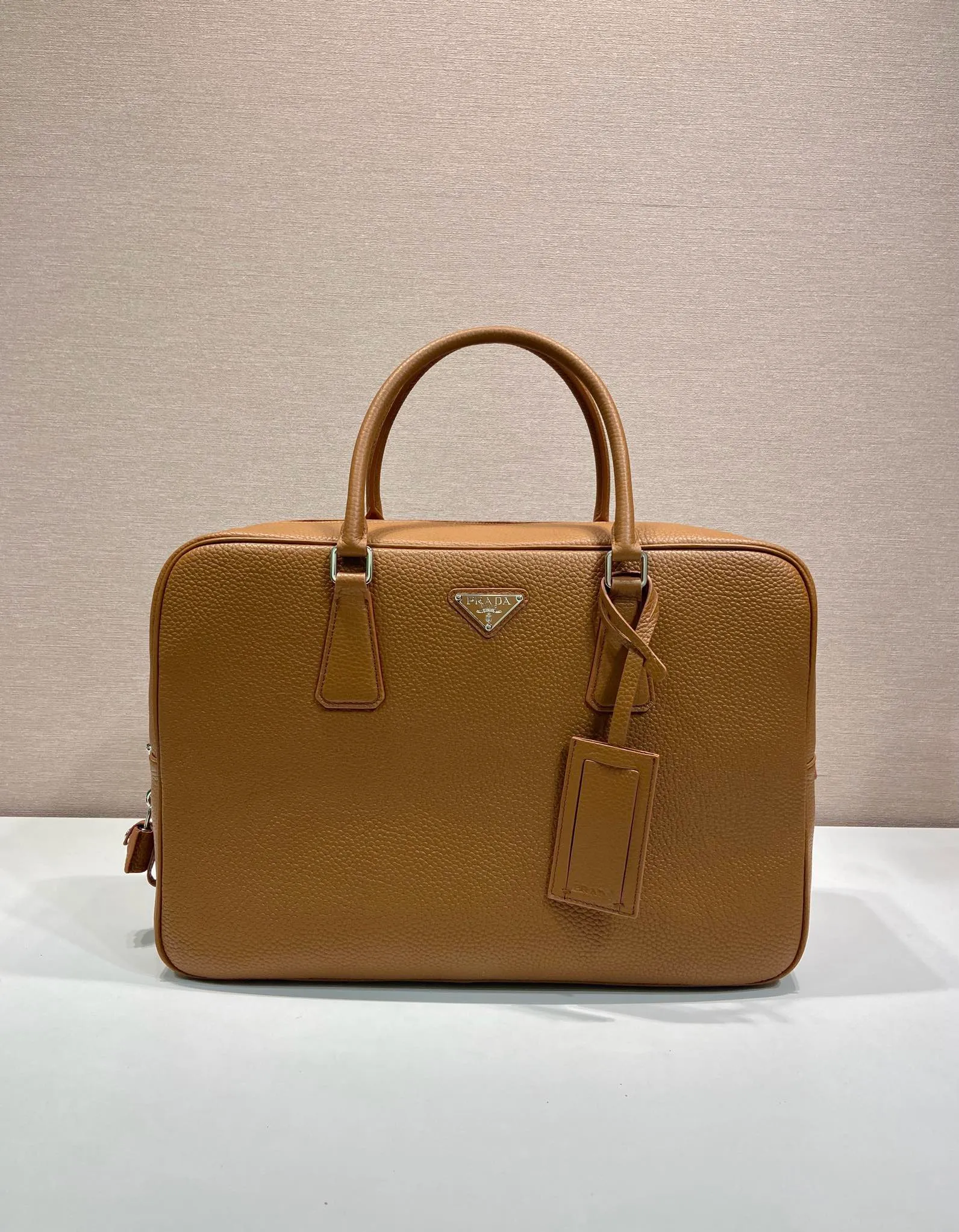 💰2160🎉New briefcase🎉2VE027 with lock🎉🎉 Made of soft deerskin cowhide, its functional silhouette is embellished with refined and classic details, closure and lock, removable leather name tag, interior zipper pocket and patch pocket, large capacity. Another popular style that will never go out of style🎉🎉Handsome guys, hurry up and get it🎉🎉 Length 40x Height 28x Bottom 12.5cm🎉🎉🎉💰💰💰