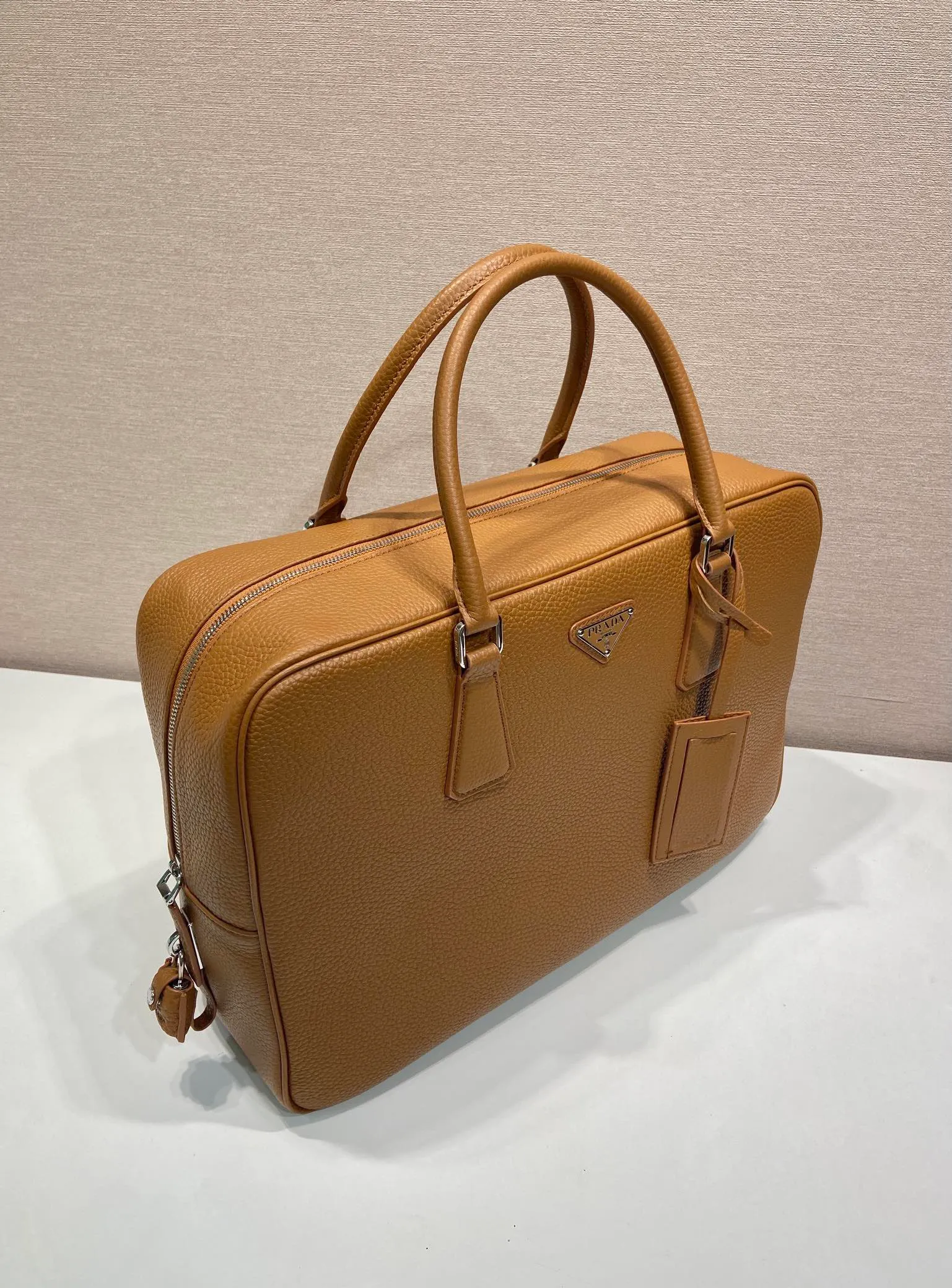💰2160🎉New briefcase🎉2VE027 with lock🎉🎉 Made of soft deerskin cowhide, its functional silhouette is embellished with refined and classic details, closure and lock, removable leather name tag, interior zipper pocket and patch pocket, large capacity. Another popular style that will never go out of style🎉🎉Handsome guys, hurry up and get it🎉🎉 Length 40x Height 28x Bottom 12.5cm🎉🎉🎉💰💰💰