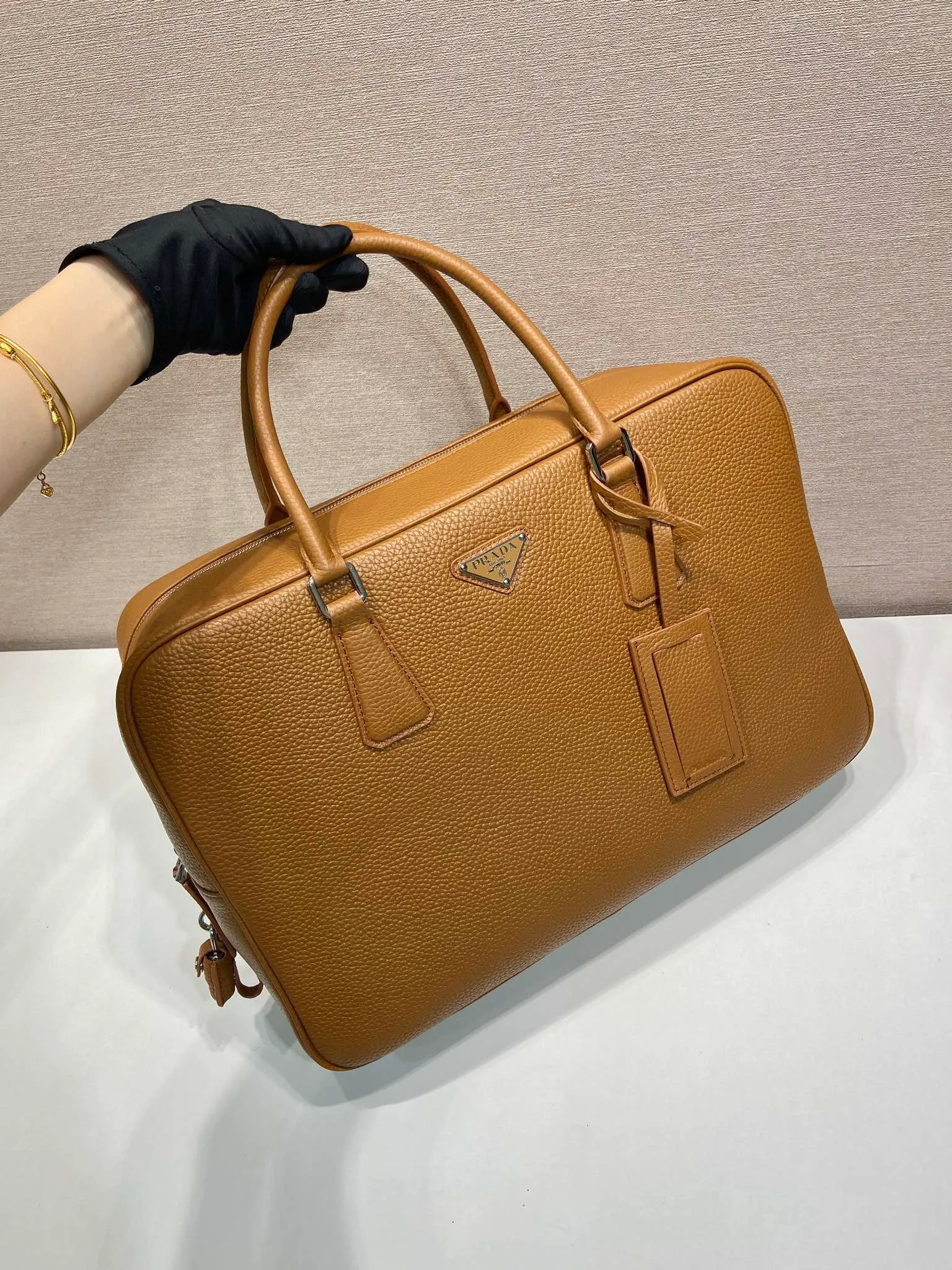💰2160🎉New briefcase🎉2VE027 with lock🎉🎉 Made of soft deerskin cowhide, its functional silhouette is embellished with refined and classic details, closure and lock, removable leather name tag, interior zipper pocket and patch pocket, large capacity. Another popular style that will never go out of style🎉🎉Handsome guys, hurry up and get it🎉🎉 Length 40x Height 28x Bottom 12.5cm🎉🎉🎉💰💰💰