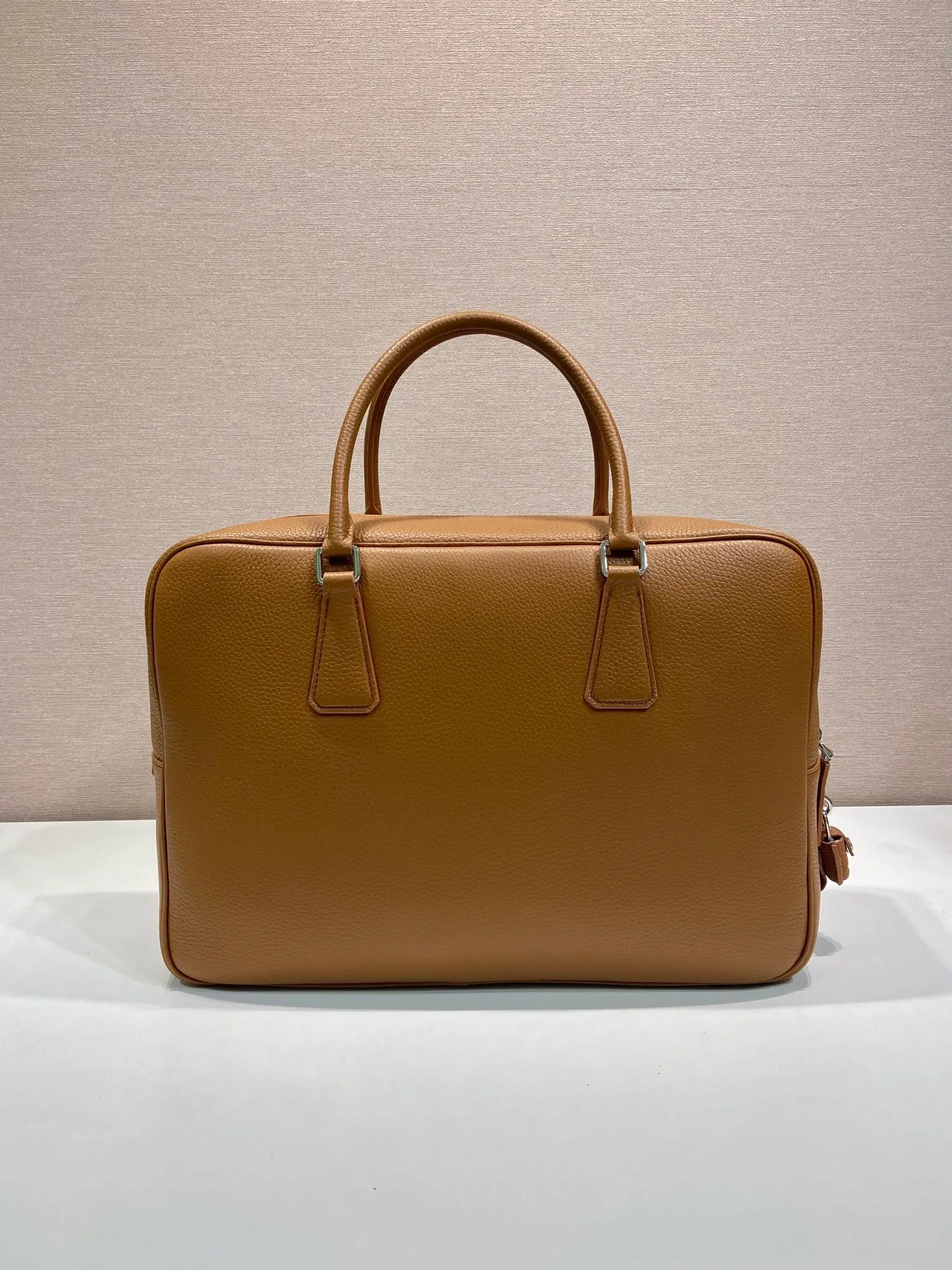 💰2160🎉New briefcase🎉2VE027 with lock🎉🎉 Made of soft deerskin cowhide, its functional silhouette is embellished with refined and classic details, closure and lock, removable leather name tag, interior zipper pocket and patch pocket, large capacity. Another popular style that will never go out of style🎉🎉Handsome guys, hurry up and get it🎉🎉 Length 40x Height 28x Bottom 12.5cm🎉🎉🎉💰💰💰