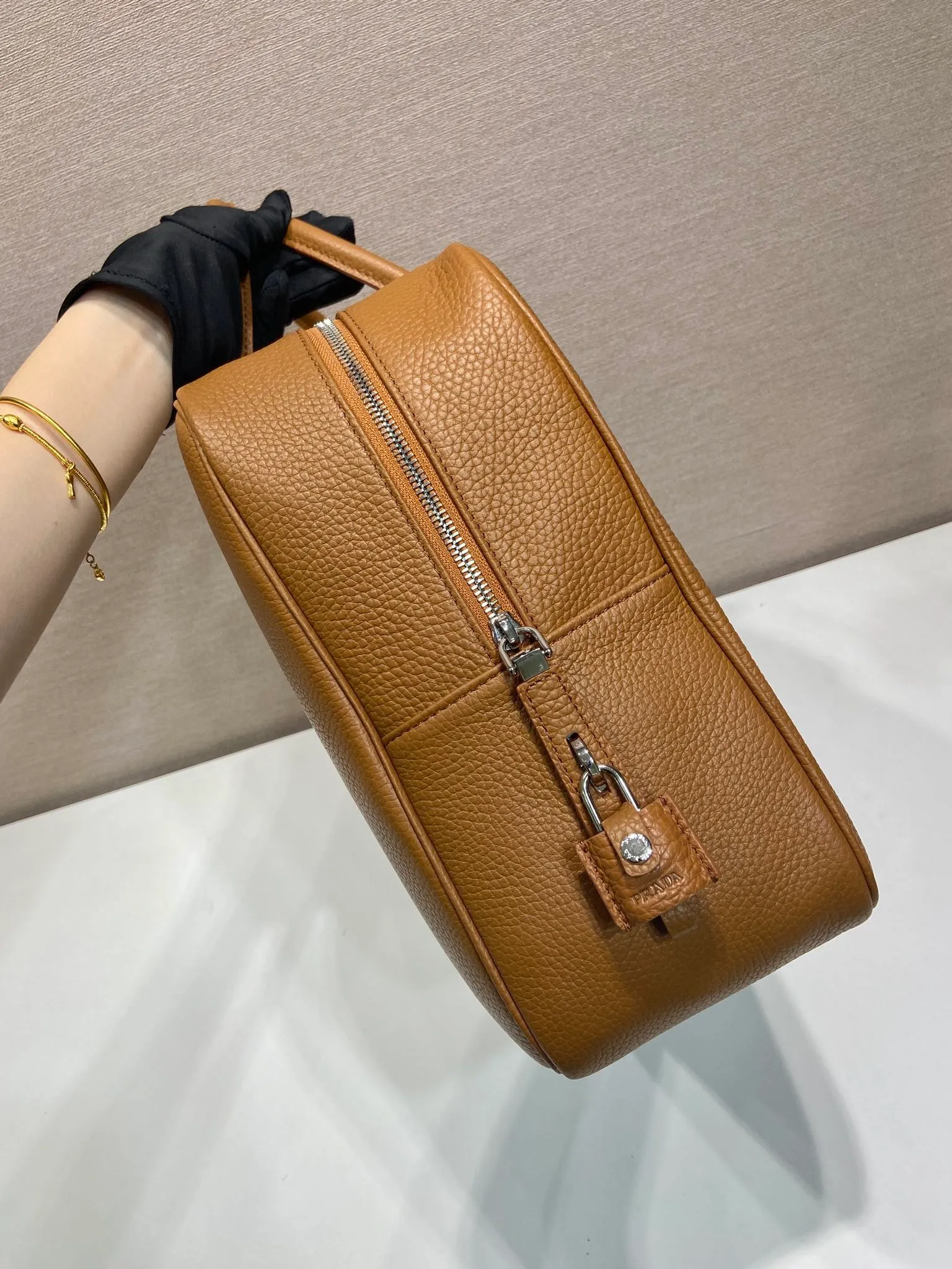 💰2160🎉New briefcase🎉2VE027 with lock🎉🎉 Made of soft deerskin cowhide, its functional silhouette is embellished with refined and classic details, closure and lock, removable leather name tag, interior zipper pocket and patch pocket, large capacity. Another popular style that will never go out of style🎉🎉Handsome guys, hurry up and get it🎉🎉 Length 40x Height 28x Bottom 12.5cm🎉🎉🎉💰💰💰