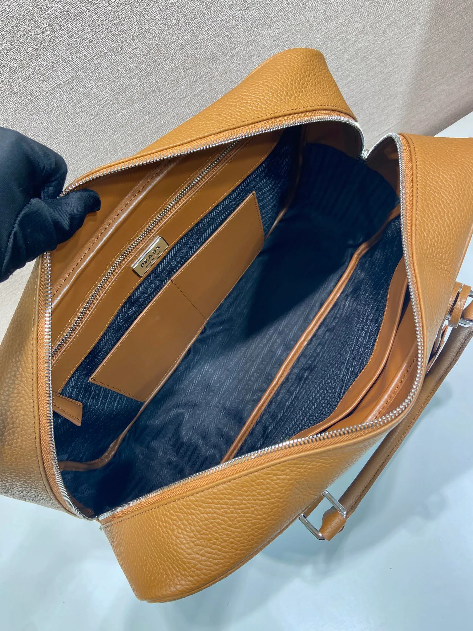 💰2160🎉New briefcase🎉2VE027 with lock🎉🎉 Made of soft deerskin cowhide, its functional silhouette is embellished with refined and classic details, closure and lock, removable leather name tag, interior zipper pocket and patch pocket, large capacity. Another popular style that will never go out of style🎉🎉Handsome guys, hurry up and get it🎉🎉 Length 40x Height 28x Bottom 12.5cm🎉🎉🎉💰💰💰