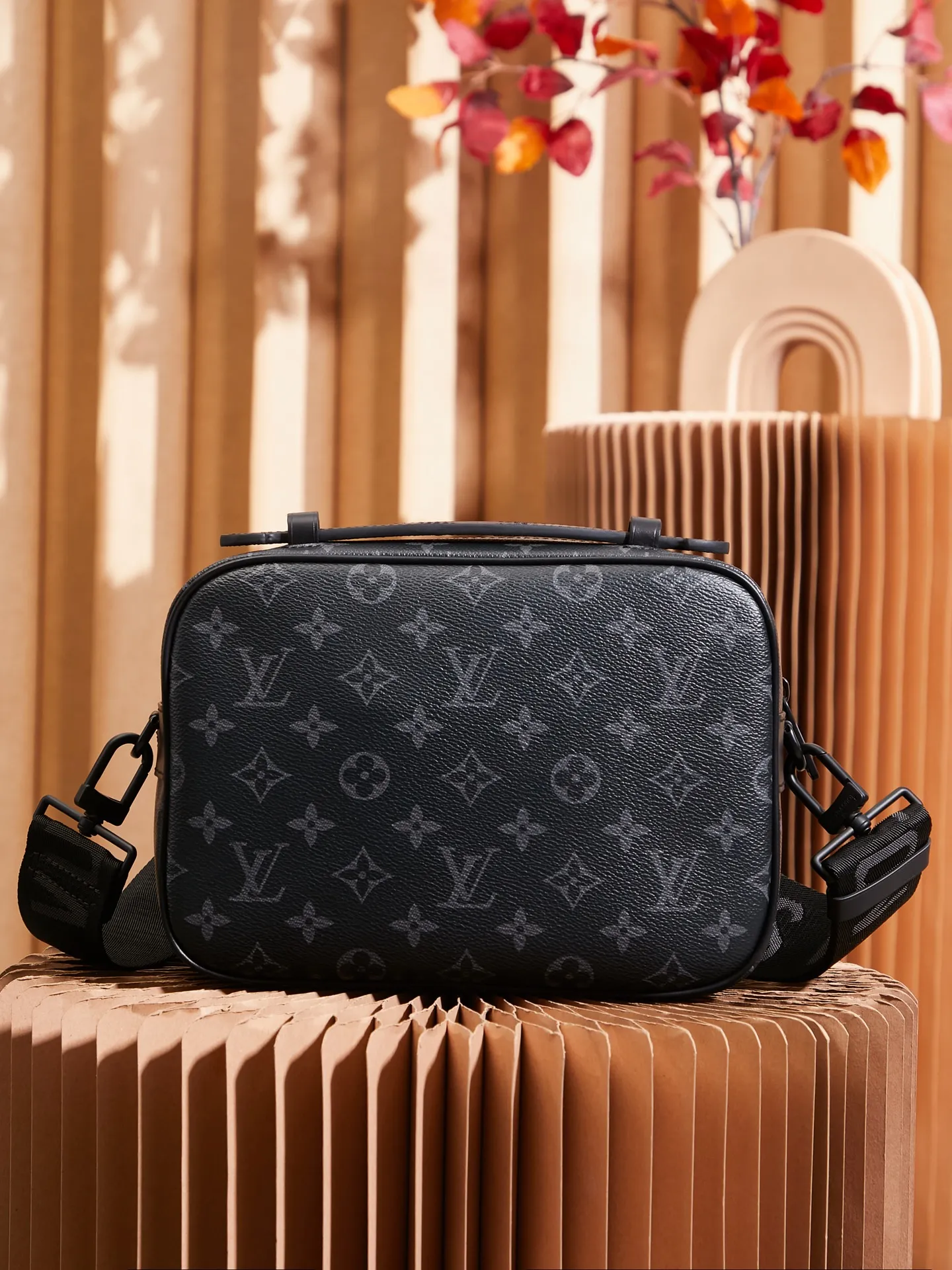 P¥840👉nfc163C01 dynamic chip version👈[Top inspection-free all-steel hardware] 𝐒 𝐋𝐎𝐂𝐊 Messenger bag m45806 black flower French original leather🇫🇷Pure steel hardware Size: 22*18*8cm A hard-to-find messenger bag, tailor-made for men. The upper body effect is both explosive and very comfortable. It matches with different styles of daily wardrobe. It is super beautiful and grand. It seems low-key and not eye-catching, but the visual effect on the back will make your eyes shine! The capacity is also adequate, making it your first choice for daily travel, a strong hit!