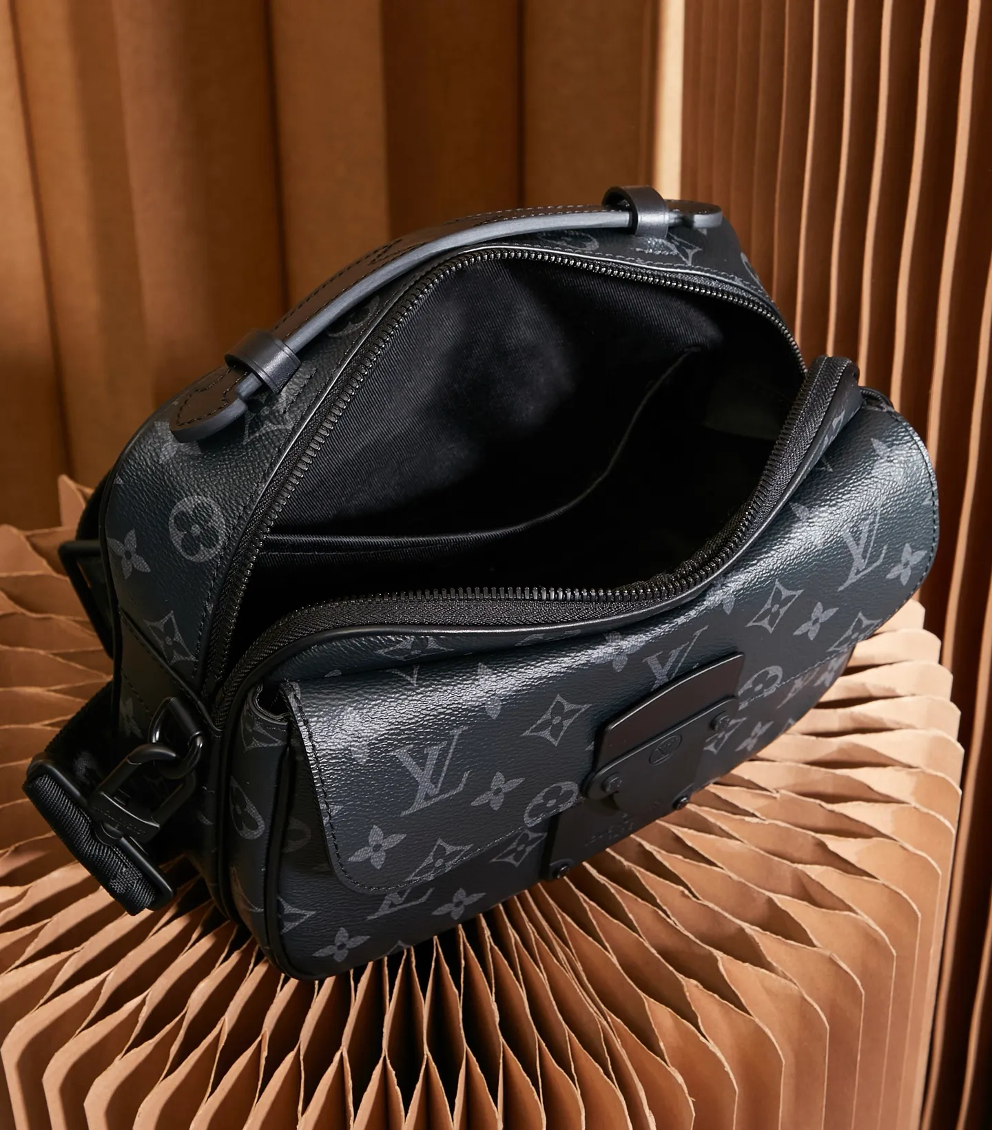 P¥840👉nfc163C01 dynamic chip version👈[Top inspection-free all-steel hardware] 𝐒 𝐋𝐎𝐂𝐊 Messenger bag m45806 black flower French original leather🇫🇷Pure steel hardware Size: 22*18*8cm A hard-to-find messenger bag, tailor-made for men. The upper body effect is both explosive and very comfortable. It matches with different styles of daily wardrobe. It is super beautiful and grand. It seems low-key and not eye-catching, but the visual effect on the back will make your eyes shine! The capacity is also adequate, making it your first choice for daily travel, a strong hit!