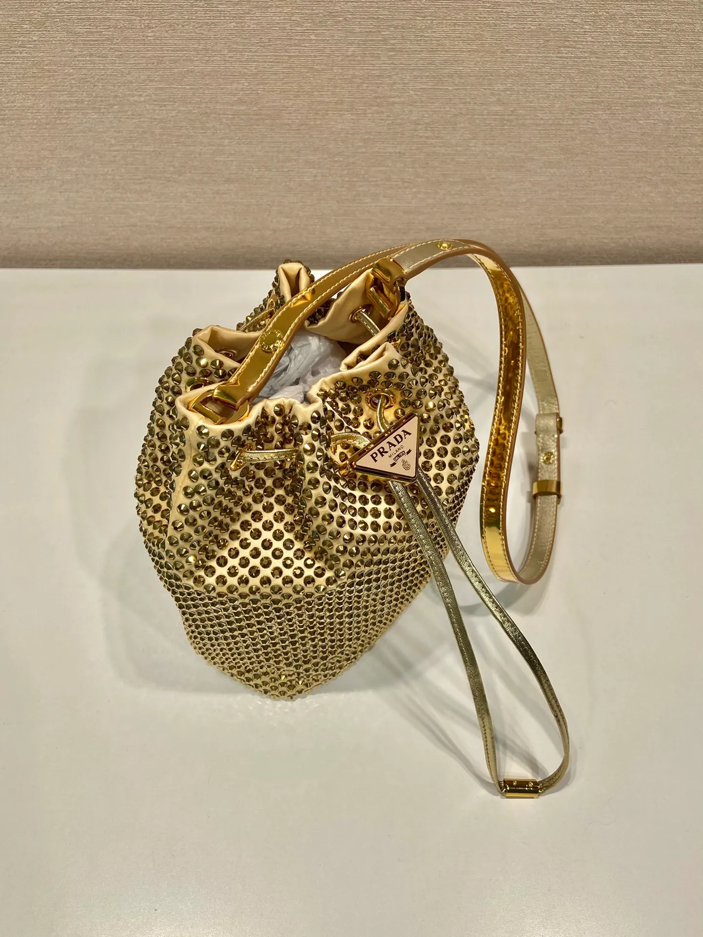💰1260🎉Crystal Bucket Bag🎉1BE067🎉🎉 This crystal bucket is made of a combination of imported imitation crystal and satin materials, with an enamel-coated metal triangle logo decorative opening and closing design. The short shoulder strap is adjustable in length, and the long shoulder strap is detachable and adjustable. So cute😍, the effect of bling bling is very eye-catching, easy to create a large space🎉🎉Cute and cool, don’t you feel excited😙😙, beauties. Get it now. So beautiful, so in love😋😋 Length 16x height 21 bottom 10cm🎉🎉🎉👏👏👏