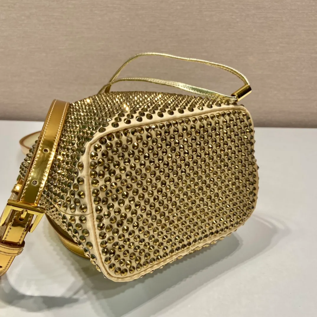💰1260🎉Crystal Bucket Bag🎉1BE067🎉🎉 This crystal bucket is made of a combination of imported imitation crystal and satin materials, with an enamel-coated metal triangle logo decorative opening and closing design. The short shoulder strap is adjustable in length, and the long shoulder strap is detachable and adjustable. So cute😍, the effect of bling bling is very eye-catching, easy to create a large space🎉🎉Cute and cool, don’t you feel excited😙😙, beauties. Get it now. So beautiful, so in love😋😋 Length 16x height 21 bottom 10cm🎉🎉🎉👏👏👏